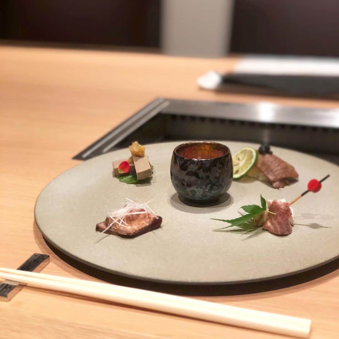 菊池かなこのインスタグラム：「. 続き❤︎ 銀座にopenした 焼肉きたお @ginza_kitao . 一品一品の料理が美しくて、 特別な日に行きたいお店✨ . しかも全室個室なのに、 かなり良心的な価格！ . 鹿児島県出水市のA5ランク牛、 お肉の質はかなり高いです✨ . . ☑︎前菜　お肉５種 (タン 生ハム 寿司 レバー ユッケ) ☑︎季節のスープ (栗かぼちゃと湯葉のスープ) ☑︎本日の塩焼き２種 (黒タン ハラミ) ☑︎本日のタレ焼き２種 (フランク ヒレ肉) ☑︎サラダ ☑︎厳選焼き ☑︎ホルモンの茶碗蒸し (ミノ、ハチノス、センマイ) ☑︎すき焼き (ミスジ) ☑︎水キムチ ☑︎お食事 (冷麺orカレー) ☑︎デザート (洋梨のコンポート) . 個室焼肉 銀座きたお 050-5597-9692 東京都中央区銀座3-9-11 紙パルプ会館 B1F https://tabelog.com/tokyo/A1301/A130101/13249136/ . . ୨୧┈┈┈┈┈┈┈┈┈┈┈┈┈┈┈┈┈୨୧ ウーミーPR #銀座焼肉#銀座#個室焼肉 #かなーなグルメ#東カレ倶楽部 #東京グルメ#グルメ好きと繋がりたい #食べログ #東京グルメ #東京食べ歩き #グルメ女子#グルメ好きな人と繋がりたい #グルメ部#食レポ#食べログ#グルメインフルエンサー」