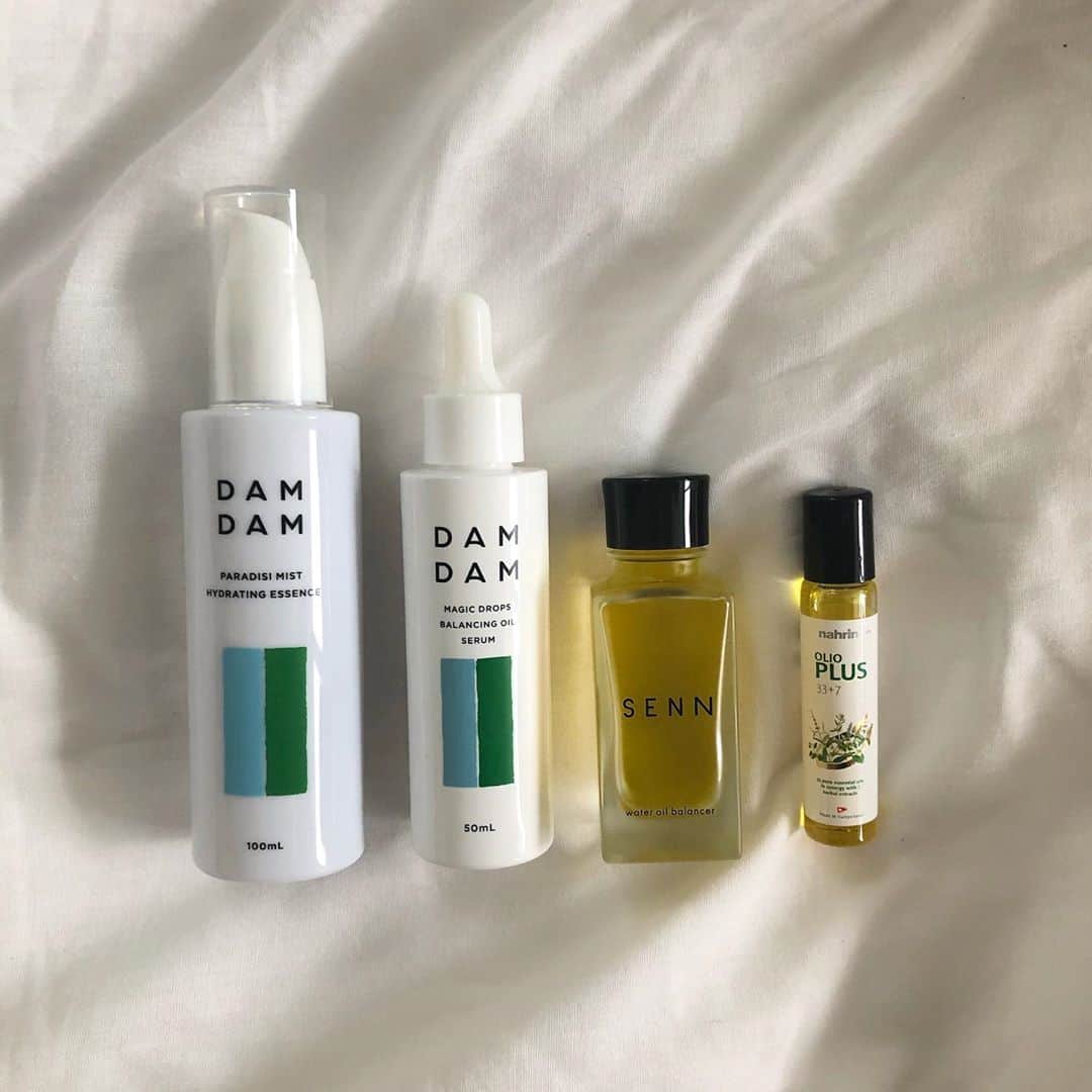 岩崎志保のインスタグラム：「RELAX🌿🍃🌱 ここまでのヒットはお久しかも、というアイテムたち  ☑︎ @damdamtokyo  ミスト化粧水/オイル美容液 毎日朝夜使うのがすごく楽しみってくらいハマってる 特に化粧水がお気に入りでカルダモンっていう疲労緩和効果のあるスパイスの香りがリラックス効果大。顔全体に3プッシュくらいして肌に馴染ませてそのまま両手で顔包んで深呼吸するのがめっちゃおすすめ。笑  ☑︎ @senn_journal  ウォーターオイルバランサー 乾燥/浄 もともと乾燥肌な上にマスクで鼻頬あたりの皮めくれが気になってたけどこれ使い始めてから気にならなくなってきた あと毛穴のざらつき(特に顎！)が落ち着いてきてて感動してる…  ☑︎ @nahrin_japan  ロールオンタイプをずっと探しててオンラインで発見したから即ポチ。普段レッスンしてても長時間パソコン作業してると背中ガチガチになるけどこれを首から肩にかけて塗ると一発でスッキリ！絶対リピートする！！」