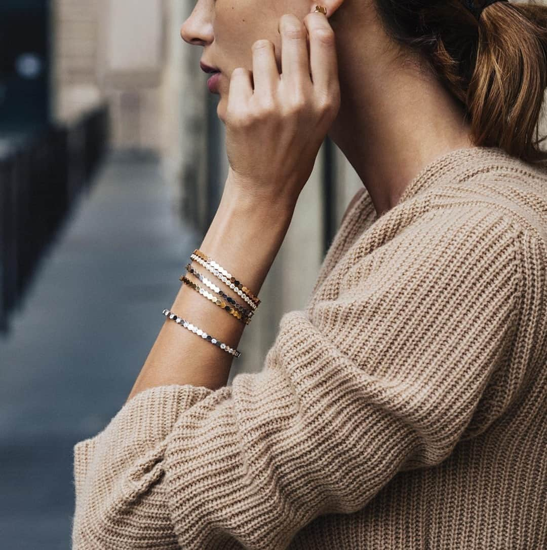 Chaumetさんのインスタグラム写真 - (ChaumetInstagram)「Jewellery of the day: a radiant combination of Bee My Love bracelets.⁣ #Chaumet #BeeMyLove #StackingChaumet」9月13日 17時00分 - chaumetofficial