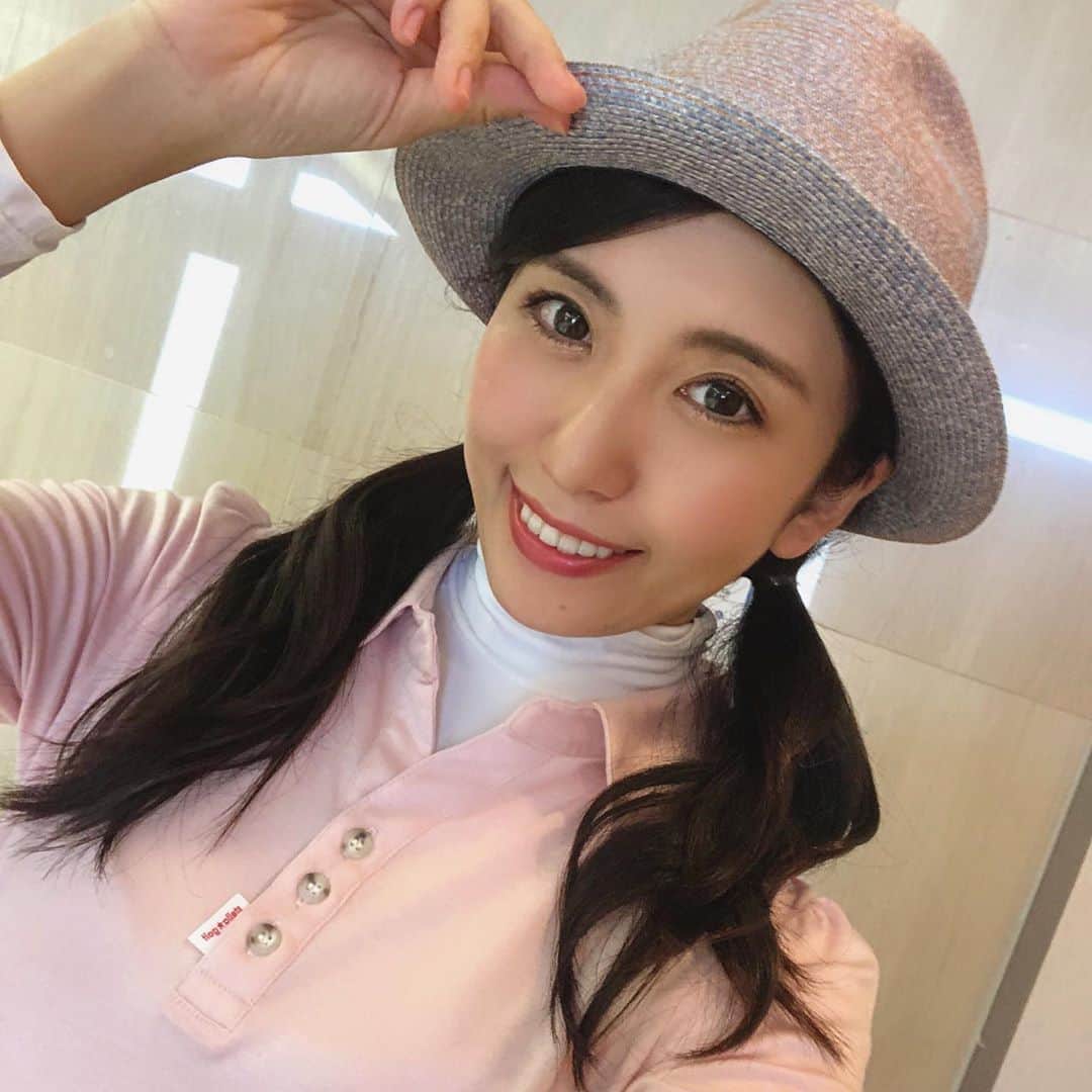 のインスタグラム：「おぴらせ⛳️  私もコンペに出させていただく事になったので 万年ひよっこゴルファーを知ってる人は 強制参加でお願いしまーす🏌️‍♂️笑  以下詳細✨ 千葉銀座CC主催 「秋の懇親ゴルフコンペ」 が開催されます。 各組に１名 プロゴルファーやゴルフ女子が加わり楽しくコンペを盛り上げます！ アンバサダーの @izumin_golf @sawakooki @mihoko_golf ももちろん参加します。 アンバサダー以外にもゴルフ女子が参加しますので千葉銀座CCにてご紹介します！ お1人様でも複数名様でのお申し込みでもOKです。  日程：11月9日（月） 場所：京カントリークラブ 詳細は千葉銀座CC @chibaginza.cc をご覧ください。  【お申し込み方法】 お店へお電話（043-307-4555） 千葉銀座CC HP（https://chibaginzacc.yu-sin.jp/）のお問合せから 千葉銀座CC公式アカウントへDM のどれかにてお願いいたします。 ・ #千葉銀座カントリークラブ #秋の親睦コンペ #千葉銀座カントリークラブ #秋の親睦コンペ #ゴルフコンペ #ゴルフバー #シミュレーションゴルフ #ゴルフ #ゴルフ女子 #ゴルフ男子 #ゴルフ好き #ゴルフ女子コーデ #golfgirl #golflife #golfstagram #japanesegirl #model #ゴルフ大好き #instagolf #スポーツ女子 #골프 #모델 #ひよっこにゃん  #ゴルフコーデ #ゴルフファッション #ゴルフ好きと繋がりたい」