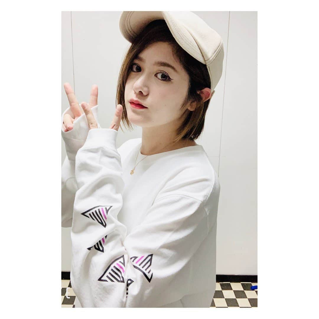 AIMIさんのインスタグラム写真 - (AIMIInstagram)「AIMI OFFICIAL GOODS⇔New arrival👕👖🤍🖤 ❤︎ ❤︎ 新しくオープンした、 AIMI ＊ OHELLO RECORDS のオリジナル　アパレル展開のNew Tシャツはチェックしていただけましたか〜❤️？  ライブやイベントだけでなく、 普段からおしゃれに着回ししやすいデザインで身近にAIMIグッズを身につけてほしいなと思い 提案させてもらって作ることができましたー♫🥰  半袖のビッグシルエットの半袖Tシャツと、 ロゴが入ったユニセックスなデザインのロングTシャツの３デザイン展開となっています✨  ＊STYLE①📷 スポーティスタイルや、 ストリートファッションが好きなひとにおすすめな片腕にAIMIロゴがプリントされたロンT   【ヘビーウエイトロングTシャツ　片腕ロゴ ⭐️】  そでをゆる〜〜っとだる〜〜っと着るのが可愛いかなと思い、AIMIはLサイズでだぼだぼに着ています😇 AIMIは、だぼだぼに着るなら、ボトムスはスキニーパンツを合わせます👖  大きめのサイズでも、首回りとそでのリブがわりとしっかりしているので、みっともな〜いブカブカなかんじは出ません⭕️ ジャストサイズに着るには普段のサイズを選ぶのが良いです❣️  → Get 👚  https://aimi.paintory.com/  つづく... ❤︎  #AIMI#Newgoods#秋コーデ#スポーティ#ストリートファッション#ロンT#かっこかわいい#メンズファッション#ユニセックス#白T#Sサイズコーデ#singersongwriter#stereopony#149cm#okinawa#tokyo#music#original」9月13日 17時21分 - my_name_is_aimi