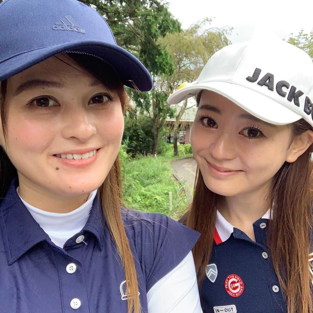 奥山夏織さんのインスタグラム写真 - (奥山夏織Instagram)「成美ちゃん(@narumikajimoto)と久しぶりにゴルフ🏌️‍♀️⛳️✨#静岡 の#足柄森林カントリー倶楽部 に行きましたよー♪初めての#静岡 でのゴルフ♪#御殿場アウトレット の近くにあるコースでまぁまぁ難しかったです！そしてチラッと見えましたが#富士山が見えるコース ✨綺麗だった🥺 ・ あと成美ちゃんめっちゃ成長してて上手くなってました❣️一年後には抜かれてるかも😂 ・ 今回前日から静岡入りをして御殿場アウトレットでお買い物をしたり夜飲んだりして楽しかったー✨なんか久しぶりの旅行に行けたかも💓楽しいリフレッシュ旅行でした😊 ・・・ #ゴルフウェア #ゴルフウェアコーデ #golf #golf女子 #golfcoordinate #golfwear #ゴルフ女子 #ゴルフ女子コーデ #ゴルフ#ゴルフ日和 #ゴルフ好きな人と繋がりたい #🏌️‍♂️‍♀️ #⛳️ #ちゃぉりgolf #インスタゴルフ #インスタゴルフ女子」9月13日 17時15分 - okuyama_kaori