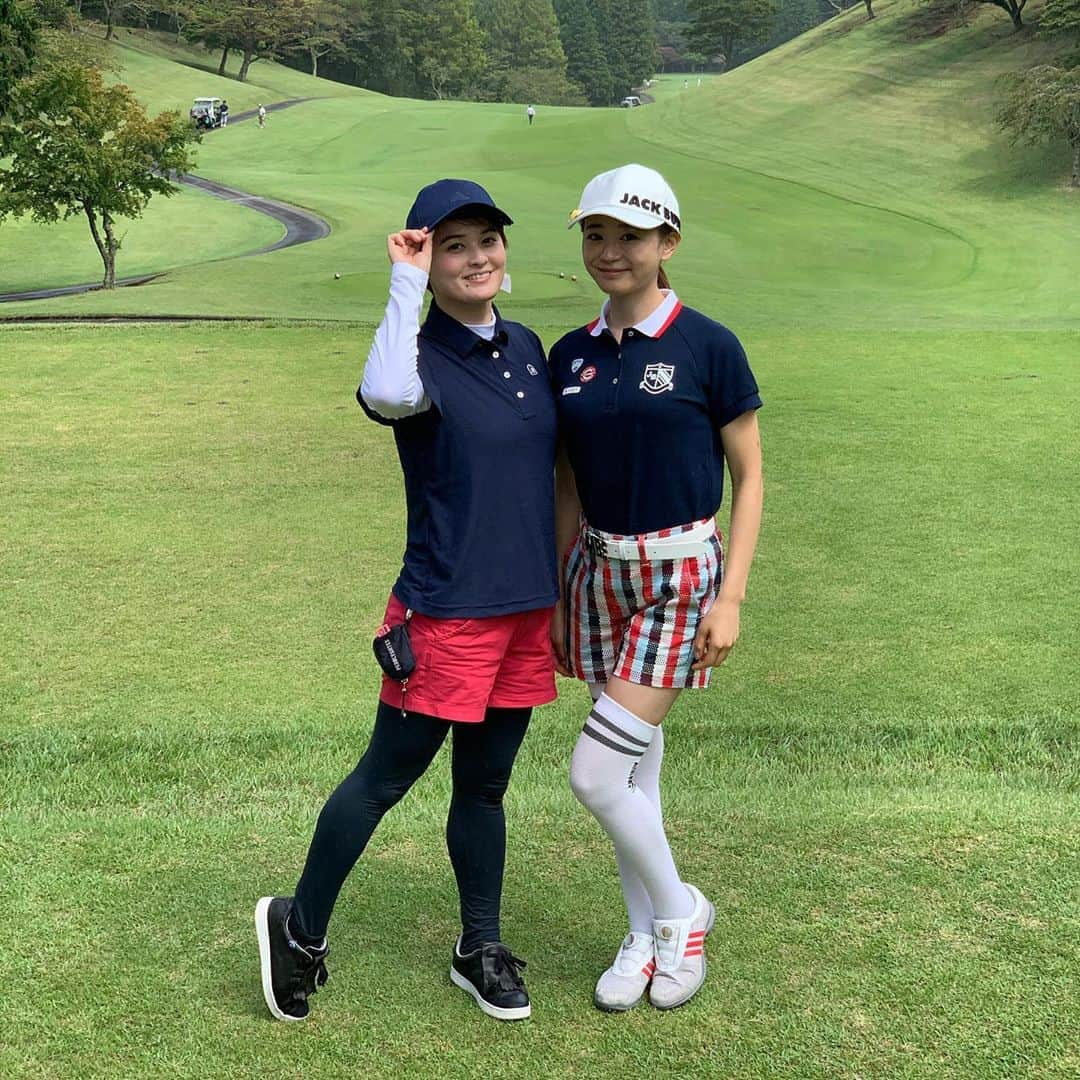 奥山夏織さんのインスタグラム写真 - (奥山夏織Instagram)「成美ちゃん(@narumikajimoto)と久しぶりにゴルフ🏌️‍♀️⛳️✨#静岡 の#足柄森林カントリー倶楽部 に行きましたよー♪初めての#静岡 でのゴルフ♪#御殿場アウトレット の近くにあるコースでまぁまぁ難しかったです！そしてチラッと見えましたが#富士山が見えるコース ✨綺麗だった🥺 ・ あと成美ちゃんめっちゃ成長してて上手くなってました❣️一年後には抜かれてるかも😂 ・ 今回前日から静岡入りをして御殿場アウトレットでお買い物をしたり夜飲んだりして楽しかったー✨なんか久しぶりの旅行に行けたかも💓楽しいリフレッシュ旅行でした😊 ・・・ #ゴルフウェア #ゴルフウェアコーデ #golf #golf女子 #golfcoordinate #golfwear #ゴルフ女子 #ゴルフ女子コーデ #ゴルフ#ゴルフ日和 #ゴルフ好きな人と繋がりたい #🏌️‍♂️‍♀️ #⛳️ #ちゃぉりgolf #インスタゴルフ #インスタゴルフ女子」9月13日 17時15分 - okuyama_kaori