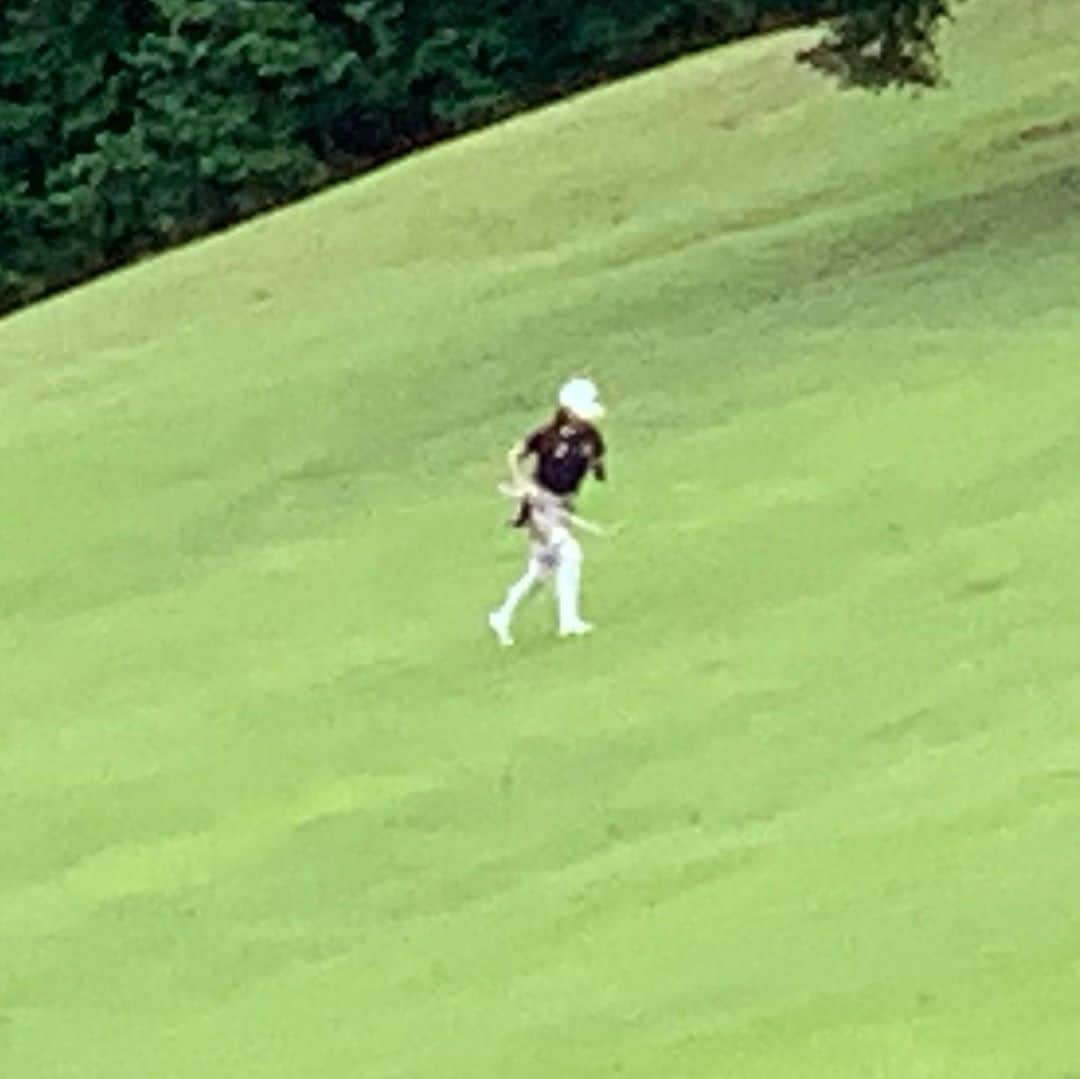 奥山夏織さんのインスタグラム写真 - (奥山夏織Instagram)「成美ちゃん(@narumikajimoto)と久しぶりにゴルフ🏌️‍♀️⛳️✨#静岡 の#足柄森林カントリー倶楽部 に行きましたよー♪初めての#静岡 でのゴルフ♪#御殿場アウトレット の近くにあるコースでまぁまぁ難しかったです！そしてチラッと見えましたが#富士山が見えるコース ✨綺麗だった🥺 ・ あと成美ちゃんめっちゃ成長してて上手くなってました❣️一年後には抜かれてるかも😂 ・ 今回前日から静岡入りをして御殿場アウトレットでお買い物をしたり夜飲んだりして楽しかったー✨なんか久しぶりの旅行に行けたかも💓楽しいリフレッシュ旅行でした😊 ・・・ #ゴルフウェア #ゴルフウェアコーデ #golf #golf女子 #golfcoordinate #golfwear #ゴルフ女子 #ゴルフ女子コーデ #ゴルフ#ゴルフ日和 #ゴルフ好きな人と繋がりたい #🏌️‍♂️‍♀️ #⛳️ #ちゃぉりgolf #インスタゴルフ #インスタゴルフ女子」9月13日 17時15分 - okuyama_kaori