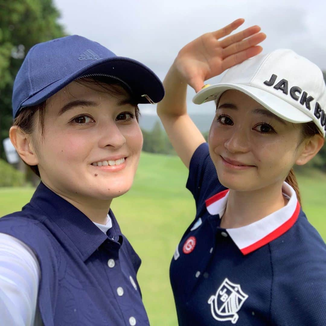 奥山夏織さんのインスタグラム写真 - (奥山夏織Instagram)「成美ちゃん(@narumikajimoto)と久しぶりにゴルフ🏌️‍♀️⛳️✨#静岡 の#足柄森林カントリー倶楽部 に行きましたよー♪初めての#静岡 でのゴルフ♪#御殿場アウトレット の近くにあるコースでまぁまぁ難しかったです！そしてチラッと見えましたが#富士山が見えるコース ✨綺麗だった🥺 ・ あと成美ちゃんめっちゃ成長してて上手くなってました❣️一年後には抜かれてるかも😂 ・ 今回前日から静岡入りをして御殿場アウトレットでお買い物をしたり夜飲んだりして楽しかったー✨なんか久しぶりの旅行に行けたかも💓楽しいリフレッシュ旅行でした😊 ・・・ #ゴルフウェア #ゴルフウェアコーデ #golf #golf女子 #golfcoordinate #golfwear #ゴルフ女子 #ゴルフ女子コーデ #ゴルフ#ゴルフ日和 #ゴルフ好きな人と繋がりたい #🏌️‍♂️‍♀️ #⛳️ #ちゃぉりgolf #インスタゴルフ #インスタゴルフ女子」9月13日 17時15分 - okuyama_kaori