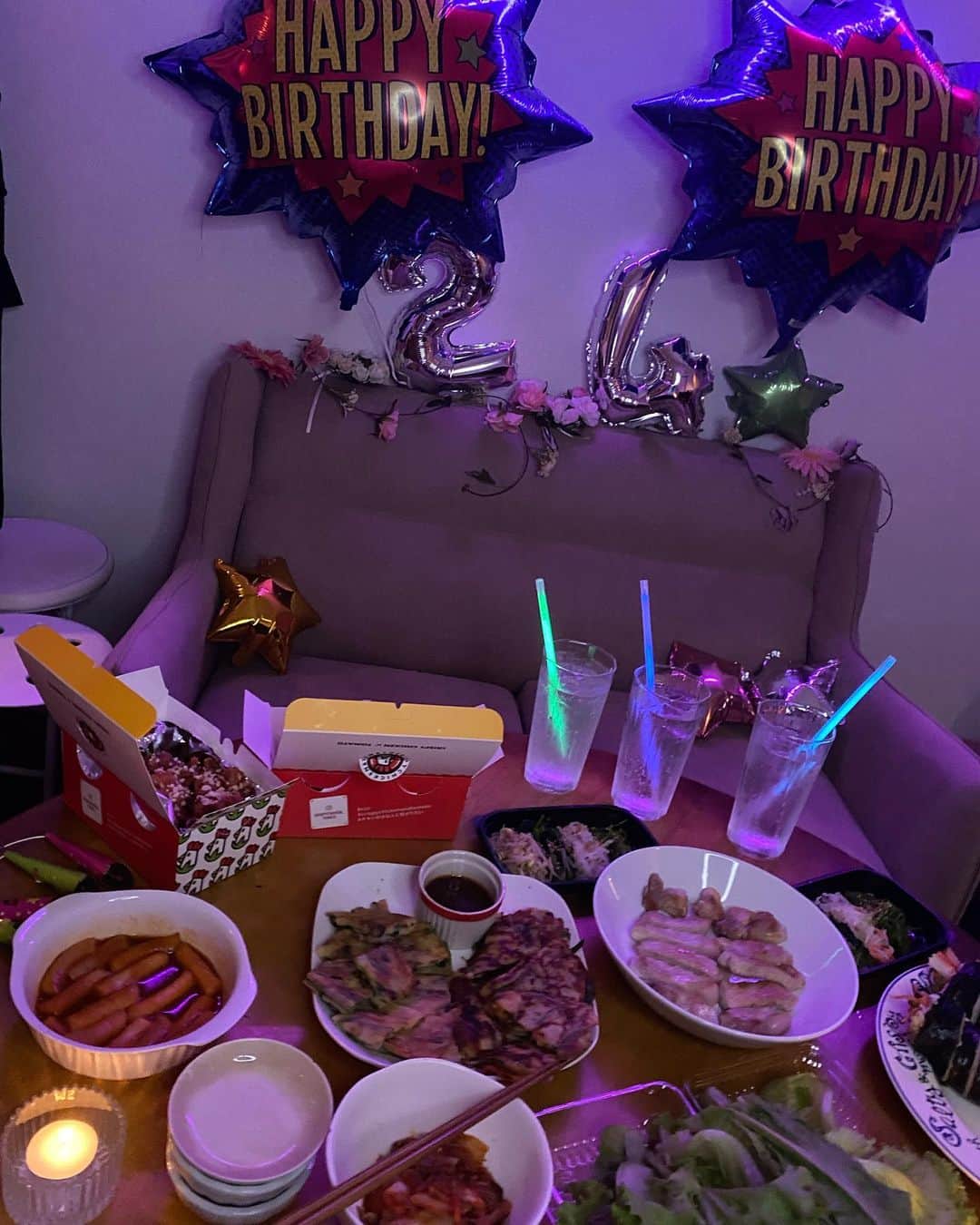 MIMORIさんのインスタグラム写真 - (MIMORIInstagram)「るうなさんのバースデーパーティー✨🎂🎉🎈  パーティーの準備って楽しいし、 サプライズはわくわくするし、 喜んでもらえたらさらにハッピーだよね🌈💜🙌  この光るストロー飲みにくいけど 可愛いからみんなにおすすめしたい🎉🎉🎉  #birthday #party #room #partyroom #happybirthday #birthdayparty」9月13日 17時21分 - mimorimorimorikolme