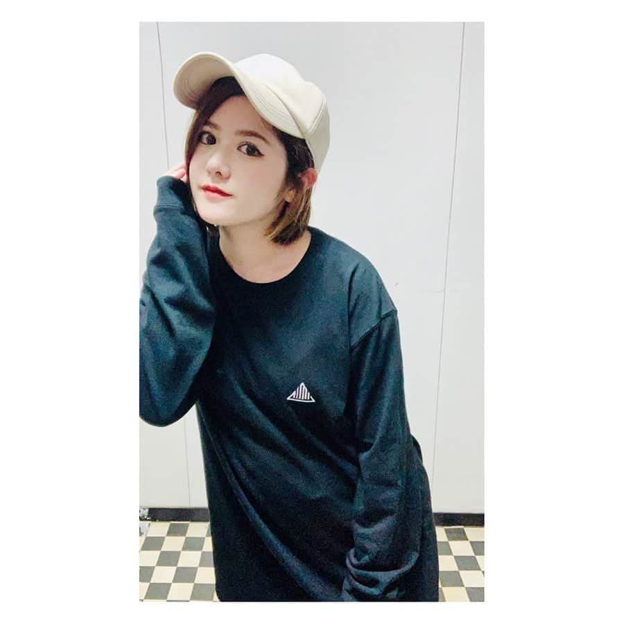 AIMIさんのインスタグラム写真 - (AIMIInstagram)「STYLE③📷   これぞ‼️秋冬春の定番アイテム👕  【ロングTシャツ 刺繍ロゴ⭐️】  黒のLサイズを着ていますが🖤 カラーバリエーションは白もあります🤍  シンプルなデザインなのでどんなスタイルにも合わせやすいロングTシャツです☺️ ショーパンにゴツめスニーカーを合わせてみました👟小物をはではでにしたくなります🌈  ジャストサイズでも、デカ目で着てもきれいなシルエットですよ！  刺繍がしっかりしていて、大人が着てもおしゃれです💞 生地もしっかりしているので一枚で着ても、重ね着にしてもほんと、どーーんな服装にもぴったりですよ☺️⭕️  っと、今日はNew アパレルラインシャツのご紹介でした★⭐️★  海外からの注文もできます❗️  ご購入はこちらのオンラインアパレルストアからゲットしてね☝️😆💓💓⬇︎  https://aimi.paintory.com/  みなさん、良い週末を、、、💕  #AIMI#Newgoods#秋コーデ#スポーティ#ストリートファッション#ロンT#かっこかわいい#メンズファッション#ユニセックス#白T#Sサイズコーデ#singersongwriter#stereopony#149cm#okinawa#tokyo#music#original」9月13日 17時24分 - my_name_is_aimi