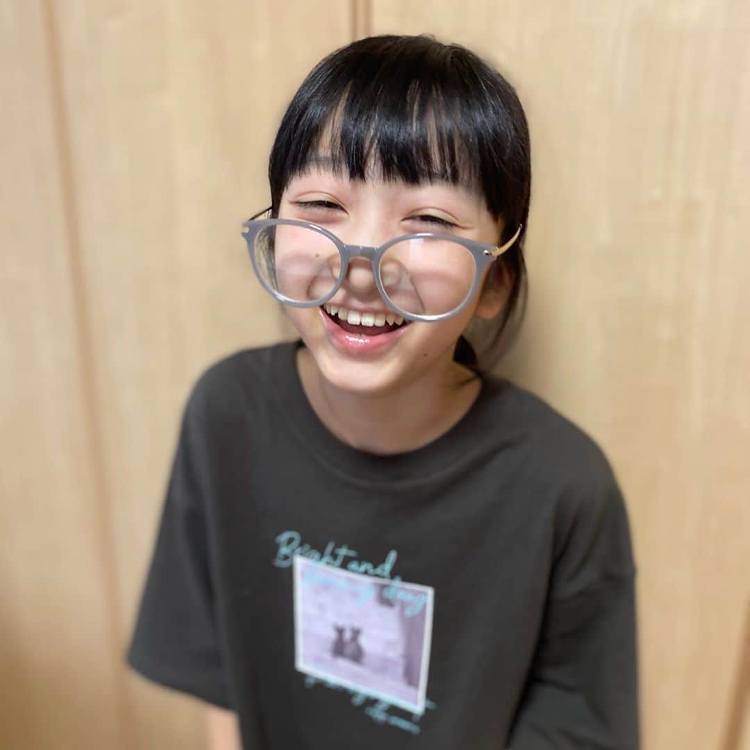 横溝菜帆さんのインスタグラム写真 - (横溝菜帆Instagram)「目を焼かない事が、日焼け対策には大事だと聞きました。 なので、私もたまに、UVカットのメガネをしています🕶 ・ 新しいメガネを買いました‼︎ グレーのふちが珍しくて、かわいいのでお気に入りになりました。 4枚目は、私のメガネ達です♡ ・ #私のメガネ #日焼け対策」9月13日 17時25分 - y_naho_te