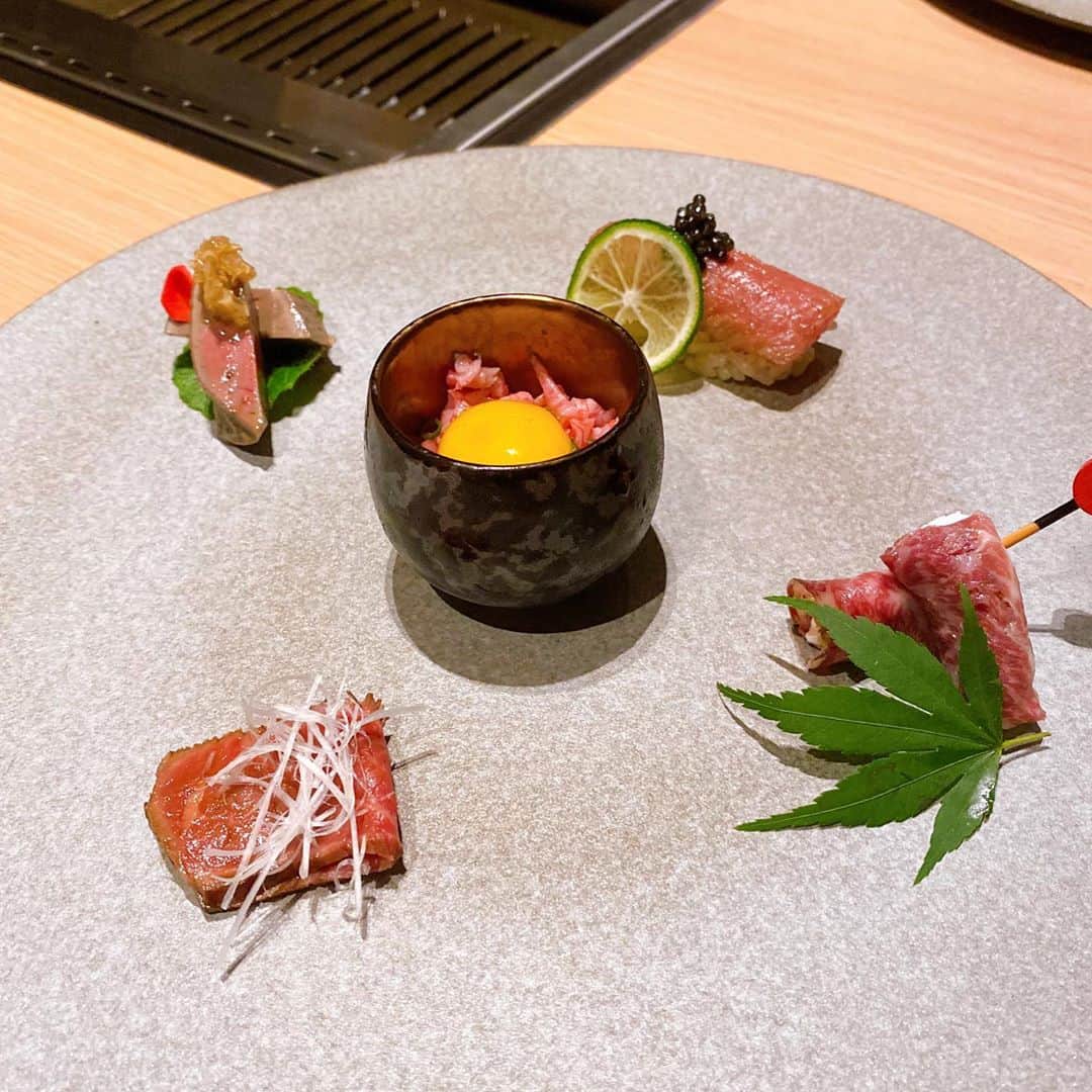 さわいえりさんのインスタグラム写真 - (さわいえりInstagram)「東銀座に9/10オープンしたばかりの 📍#銀座きたお(@ginza_kitao )へ行きました✨  ミシュランビブグルマンを受賞したメンバーが プロデュースする素敵なお店💕  こちらで使用されているお肉は、 鹿児島県の希少種である 塘畜産の黒毛和牛A5ランクのみ！  銀座らしい、高級感のある個室で、 専属のスタッフさんが付いて焼き上げて下さるので、 ゆったりとお食事を楽しむことができます。  今回、オープン記念限定コースを頂きました🥰  まず、フレンチ料理を想像するような前菜から始まり、 タン元は脂が乗ってコリコリの歯応えがたまらない♩ タレで頂くザブトンは、とても柔らかくて幸せな気分に。  贅沢にも旬の松茸を巻いて食べるしゃぶしゃぶは、 特製のごまだれで食べると濃厚な秋の味覚を堪能出来ます。 そして、サッと焼き上げ雲丹を巻くすき焼きは、 黄身を絡めるとほっぺたが落ちるほど美味しい🥺💕  トリュフの乗った茶碗蒸しや、 どれも贅沢で豪華な食材に感激✨  〆は、特製のハンバーグカレーとスダチ冷麺から選べます。 デザートまで美味しくて、お腹いっぱい胸いっぱいになりました🥰  今回友人と行きましたが、 お店の雰囲気が良いので 家族のお食事やデートにもおすすめ！ また是非伺いたいお店です。 ・ ・ 個室焼き肉《銀座きたお》 💒 東京都 中央区 銀座3-9-11 紙パルプ会館B1F ・ ・ ・ ・ ・ ・ ・ ・ ・ ・ #銀座#焼き肉#東銀座#黒毛和牛a5ランク#すき焼き#しゃぶしゃぶ#雲丹#松茸#トリュフ#高級食材#コース料理#焼き肉ディナー#ミシュランビブグルマン#銀座ディナー#銀座グルメ#うにく#肉テロ#飯テロ#肉食女子#肉割烹#高級焼き肉#和牛#黒毛和牛#食べログ#食レポ」9月13日 17時32分 - beauty_eri7