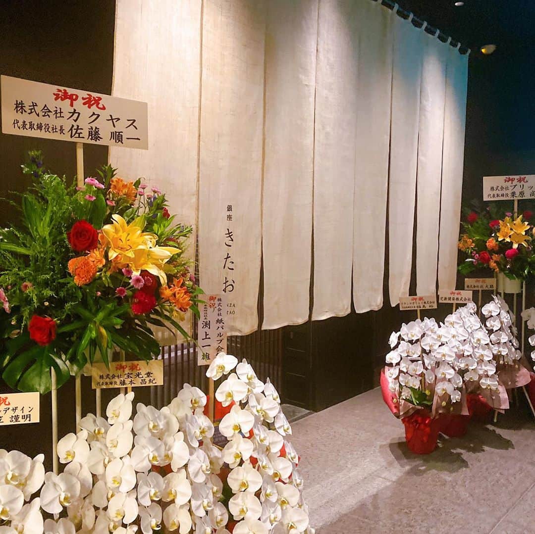 さわいえりさんのインスタグラム写真 - (さわいえりInstagram)「東銀座に9/10オープンしたばかりの 📍#銀座きたお(@ginza_kitao )へ行きました✨  ミシュランビブグルマンを受賞したメンバーが プロデュースする素敵なお店💕  こちらで使用されているお肉は、 鹿児島県の希少種である 塘畜産の黒毛和牛A5ランクのみ！  銀座らしい、高級感のある個室で、 専属のスタッフさんが付いて焼き上げて下さるので、 ゆったりとお食事を楽しむことができます。  今回、オープン記念限定コースを頂きました🥰  まず、フレンチ料理を想像するような前菜から始まり、 タン元は脂が乗ってコリコリの歯応えがたまらない♩ タレで頂くザブトンは、とても柔らかくて幸せな気分に。  贅沢にも旬の松茸を巻いて食べるしゃぶしゃぶは、 特製のごまだれで食べると濃厚な秋の味覚を堪能出来ます。 そして、サッと焼き上げ雲丹を巻くすき焼きは、 黄身を絡めるとほっぺたが落ちるほど美味しい🥺💕  トリュフの乗った茶碗蒸しや、 どれも贅沢で豪華な食材に感激✨  〆は、特製のハンバーグカレーとスダチ冷麺から選べます。 デザートまで美味しくて、お腹いっぱい胸いっぱいになりました🥰  今回友人と行きましたが、 お店の雰囲気が良いので 家族のお食事やデートにもおすすめ！ また是非伺いたいお店です。 ・ ・ 個室焼き肉《銀座きたお》 💒 東京都 中央区 銀座3-9-11 紙パルプ会館B1F ・ ・ ・ ・ ・ ・ ・ ・ ・ ・ #銀座#焼き肉#東銀座#黒毛和牛a5ランク#すき焼き#しゃぶしゃぶ#雲丹#松茸#トリュフ#高級食材#コース料理#焼き肉ディナー#ミシュランビブグルマン#銀座ディナー#銀座グルメ#うにく#肉テロ#飯テロ#肉食女子#肉割烹#高級焼き肉#和牛#黒毛和牛#食べログ#食レポ」9月13日 17時32分 - beauty_eri7