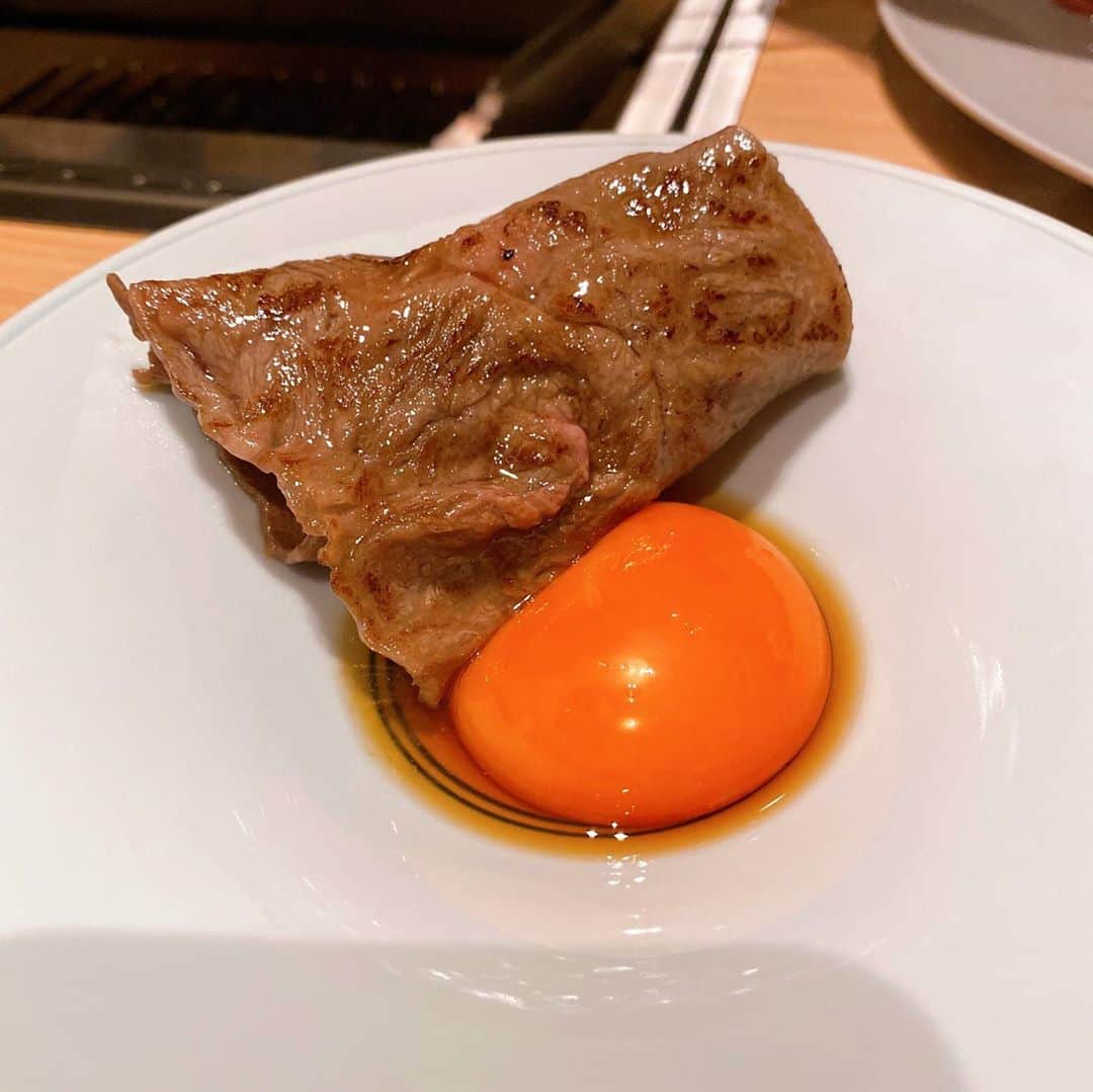 さわいえりさんのインスタグラム写真 - (さわいえりInstagram)「東銀座に9/10オープンしたばかりの 📍#銀座きたお(@ginza_kitao )へ行きました✨  ミシュランビブグルマンを受賞したメンバーが プロデュースする素敵なお店💕  こちらで使用されているお肉は、 鹿児島県の希少種である 塘畜産の黒毛和牛A5ランクのみ！  銀座らしい、高級感のある個室で、 専属のスタッフさんが付いて焼き上げて下さるので、 ゆったりとお食事を楽しむことができます。  今回、オープン記念限定コースを頂きました🥰  まず、フレンチ料理を想像するような前菜から始まり、 タン元は脂が乗ってコリコリの歯応えがたまらない♩ タレで頂くザブトンは、とても柔らかくて幸せな気分に。  贅沢にも旬の松茸を巻いて食べるしゃぶしゃぶは、 特製のごまだれで食べると濃厚な秋の味覚を堪能出来ます。 そして、サッと焼き上げ雲丹を巻くすき焼きは、 黄身を絡めるとほっぺたが落ちるほど美味しい🥺💕  トリュフの乗った茶碗蒸しや、 どれも贅沢で豪華な食材に感激✨  〆は、特製のハンバーグカレーとスダチ冷麺から選べます。 デザートまで美味しくて、お腹いっぱい胸いっぱいになりました🥰  今回友人と行きましたが、 お店の雰囲気が良いので 家族のお食事やデートにもおすすめ！ また是非伺いたいお店です。 ・ ・ 個室焼き肉《銀座きたお》 💒 東京都 中央区 銀座3-9-11 紙パルプ会館B1F ・ ・ ・ ・ ・ ・ ・ ・ ・ ・ #銀座#焼き肉#東銀座#黒毛和牛a5ランク#すき焼き#しゃぶしゃぶ#雲丹#松茸#トリュフ#高級食材#コース料理#焼き肉ディナー#ミシュランビブグルマン#銀座ディナー#銀座グルメ#うにく#肉テロ#飯テロ#肉食女子#肉割烹#高級焼き肉#和牛#黒毛和牛#食べログ#食レポ」9月13日 17時32分 - beauty_eri7