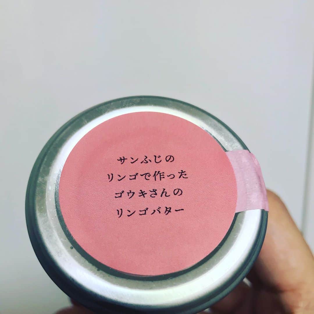 田中卓志さんのインスタグラム写真 - (田中卓志Instagram)「このリンゴバター！うましっ！ トーストに塗ったら、うましっ！ ラベルの色も、ラベルに書いてある人も なんだか春日俊彰！  #アンガールズ #リンゴバター」9月13日 17時34分 - ungirls_tanaka