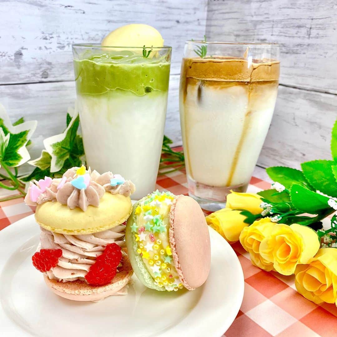 名古屋コミュニケーションアート専門学校_製菓調理のインスタグラム：「トゥンカロン&ダルゴナコーヒー  今日のオープンキャンパスは 韓国カフェメニューDAY🇰🇷✨ もーーー映えに映えてます🌝🌝🌝 オープンキャンパスでこんなの作りたい！というのがありましたらどしどし教えてください🙋‍♀️」