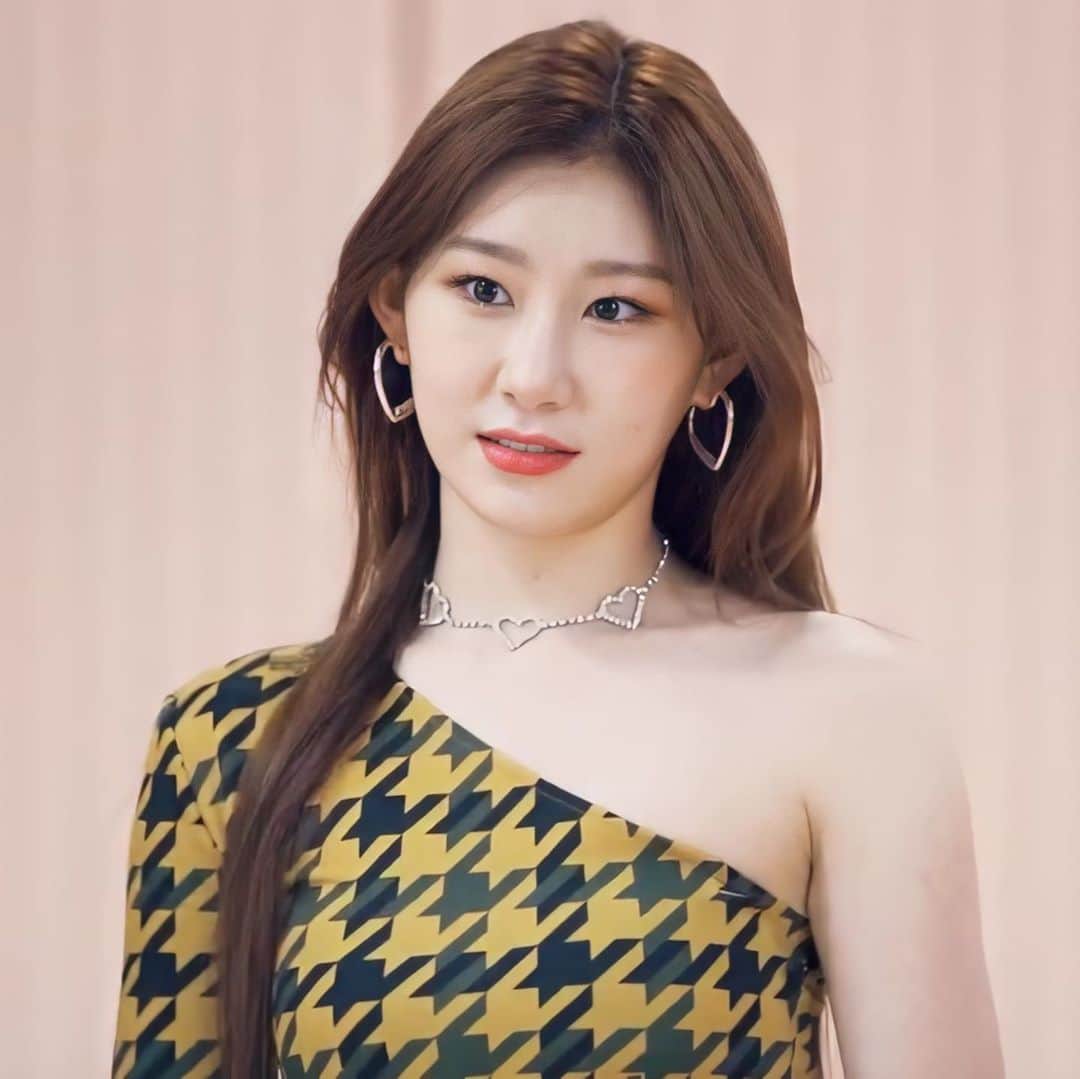 チェリョンのインスタグラム：「I truly will never understand how can someone being this perfect💗✨ #있지 #ITZY #채령 #CHAERYEONG #MIDZY⁣⠀」