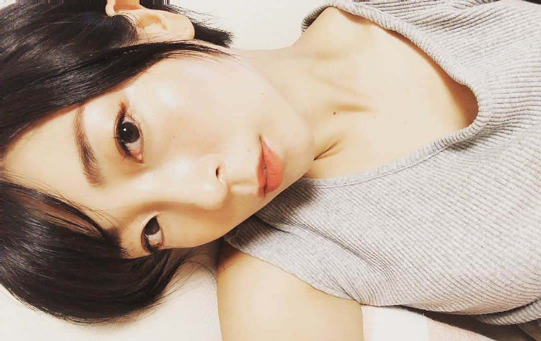 安藤あいかのインスタグラム：「マツエク付けて1週間！ とても持ちがいいです。そしてとても綺麗✨✨ いつもお世話になっています💛🧡  #マツエク  #midnightlush  #恵比寿 #横になっている」