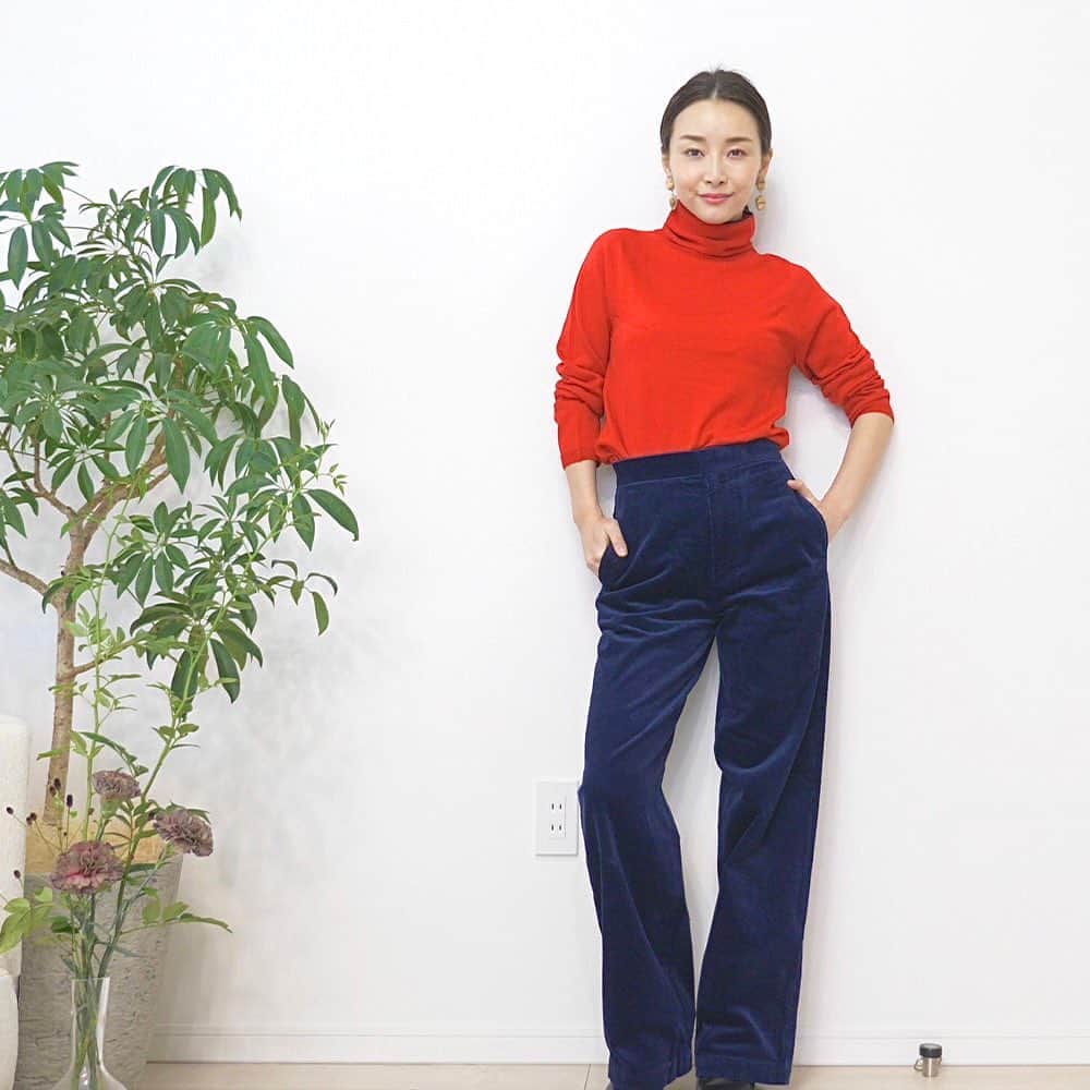 のインスタグラム：「日本最大級のUNIQLO TOKYOで秋冬の新作をお買い物🛍✨ 初めてあんなに何でも揃うユニクロに行ったから、とーっても楽しかった！！ 1枚目は気になってたイネスコレクションのコーデ。この3Dニットが気に入って3色買いしました😂ハイネックの所がポイントで色が入ってるの。 他にも洗濯してもプリーツが取れにくいスカートやシルエットが綺麗なパンツなど普段活用しやすい秋服で色々コーディネートしてみたので、動画も是非チェックしてね🌈✨ ユニクロでお花が売ってるのも初めて知ったなぁ〜、また買いに行く💐  #ユニクロ #UNIQLO #洗えるプリーツ #3Dニット #PR   @uniqlo_jp @uniqlo_with」