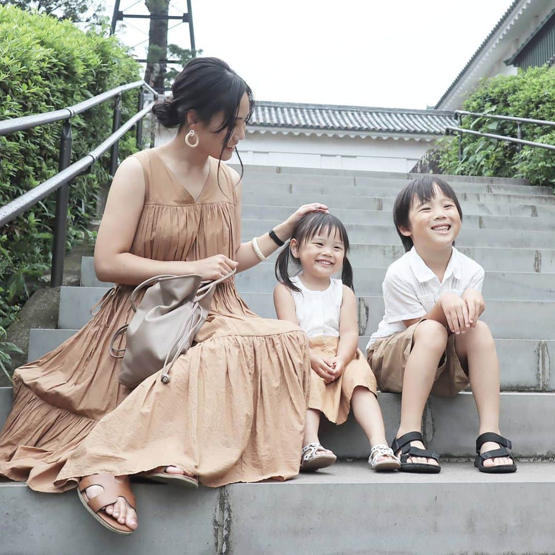Eri Satoのインスタグラム：「beige×whiteリンクコーデ · one-piece,shoes: @titivatejp bag: @arron.it pierce: @joueri · ワンピとサンダルは去年の。 バッグは @palcloset_onlinestore で見つけた、 @arron.it のもの。 最近仕事頑張ってたので自分へのご褒美に笑 グレージュっぽい色も可愛いし、シンプルでカジュアル過ぎないデザインにひとめぼれ💛 · もうそろそろノースリーブも着納めかな☺️ ·  #高身長コーデ#ママコーデ#カジュアルコーデ#夏コーデ#arron #fashion#ootd#outfit#code#coordinate#style#ファッション#コーディネート#コーデ#プチプラ#プチプラコーデ#シンプルコーデ#mamagirl#locari#partegram#カジュアル#お洒落さんと繋がりたい」