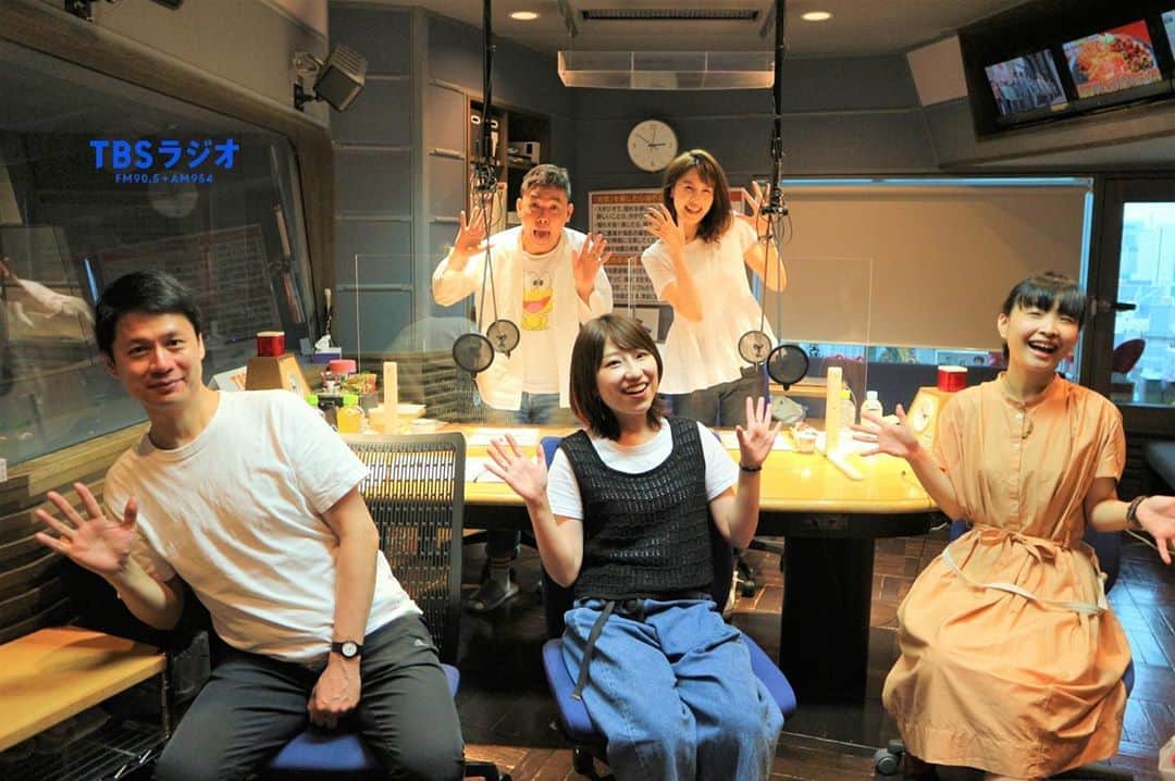 関取花のインスタグラム：「お久しぶりのTBSラジオ「爆笑問題の日曜サンデー」でした📻 毎回音楽に対する太田さんのコメントの素晴らしさと考察の深さには感動しっぱなしです。 伝わる人には伝わるんだなあ、音楽やってて本当によかった。まだまだ頑張る。有難うございました！  #ns954 #tbsradio」