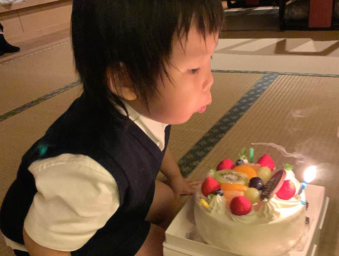 Yukari Imaiさんのインスタグラム写真 - (Yukari ImaiInstagram)「HAPPY BIRTHDAY🎂 結人くん♥️ 3歳おめでとう🎉  8月25日に3歳になりました☺️  いつも笑顔で元気で育ってくれて感謝です✨ ユイトは、色んなことをわたしに教えてくれて、感じさせてくれて、未熟ですが少しづつ母親として成長させてもらっています。  今年のお誕生日は、 伊豆へ温泉&富士サファリパークへ行ってきました🦒 ひぃおばあちゃんに、沢山優しくできたね☺️ 一緒に過ごす時間ができて良かった。  3歳は、なにに挑戦しようね！ ピアノかな？🎹 水泳かな？🏊‍♂️ ユイトに可能性が広がるようにサポートしたい☺️  #yuitonitta #3歳誕生日」9月13日 17時47分 - yukari_magnese