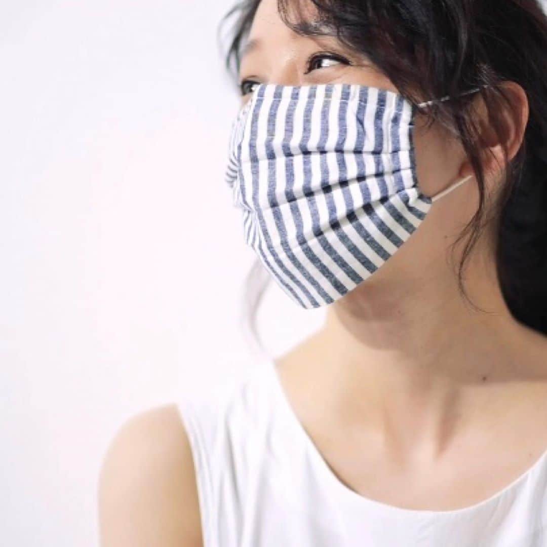 竹中友紀子のインスタグラム：「#yutsuki夏mask  少しずつ秋の気配が感じられるようになってきましたね^ ^ マスクも夏マスクのご注文を承りながら、秋冬マスクの製作に取りかかっています。  今お使いのマスクのお困りの点 こんなマスクがあったら嬉しい！  など、マスクに対するご意見ご要望をお聞かせいただけると嬉しいです。 コメント、お待ちしています♪」