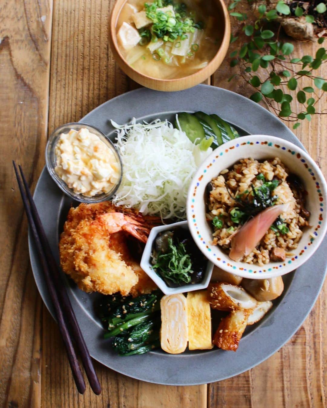 Atsukoのインスタグラム：「Today's lunch 2020.09.13 ･ ･ エビフライ タルタル添え 鶏五目ご飯 卵焼き 小松菜ナムル 里芋煮 胡瓜と蕪のぬか漬け 大根と豆腐の味噌汁 ･ ･ 昨日のランチです。 カメラから携帯にデータ送り損ねたので😂😂 五目ご飯が美味しくできて、エビフライも美味しかった❤ ブラックタイガーの大きめのがスーパーに並んでて即買い✨ ぷりぷりだったー🤣🤣 また出たら買ってこよ👍 ･ ･ 今日はランチに出かけてました😋 昼からビール3杯飲んでご満悦❤ 若者とのトーク楽しかった👍👍」