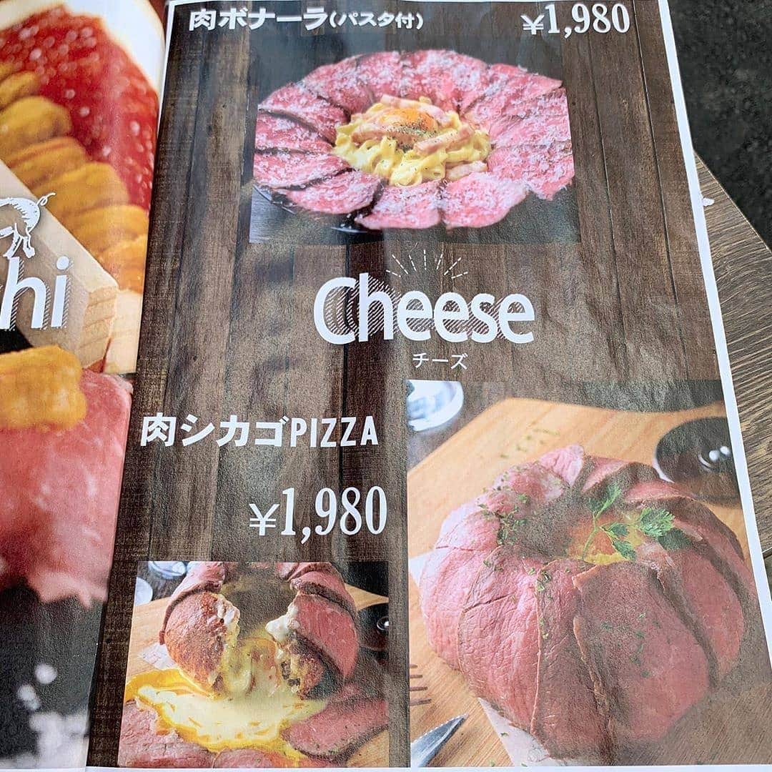 4meee!さんのインスタグラム写真 - (4meee!Instagram)「﻿ ﻿ ﻿ ＼ローストビーフにあふれるチーズがたまらない🧀／﻿ ﻿  名古屋駅からすぐのお肉とチーズのお店、ミツバチで食べられるのが【肉シカゴPIZZA﻿】🍕🍗🧀﻿ ﻿ ﻿ ローストビーフに包まれたパン生地にナイフを入れると、チーズとミートソースが溢れ出てきて、パン生地ももっちり系で相性抜群！❤︎❤︎﻿﻿ ﻿ 何人かとシェアして一つを食べるのが◎﻿ ﻿ ﻿﻿ テラス席もあるのでインスタに載せたい写真がたくさん撮れそう！♡﻿ ﻿﻿ ■#4meee_cafe﻿ 📍愛知県名古屋市中村区名駅４丁目１８−１８ 森政ビル １F﻿ 🕛11時30分～0時00分﻿ ﻿﻿ ﻿ ﻿❣️ ﻿Photo by　﻿﻿ @kozue_foodgram ﻿﻿ ﻿﻿ 流行りのアイテムやスポットには　@4meee_com をタグ付けして投稿してください🎀﻿﻿ .﻿ #4MEEE#フォーミー#アラサー女子#女子力向上委員会﻿ ﻿﻿ #名古屋グルメ #名古屋カフェ #名古屋ランチ #名古屋ディナー #名古屋肉 #名駅カフェ #名駅ランチ #愛知カフェ #愛知グルメ #シカゴピザ #チーズ #カフェ巡り #カフェ好きな人と繋がりたい #カフェ巡り好きな人と繋がりたい #食べるの好きな人と繋がりたい #グルメ好きな人と繋がりたい #あいなご #ナゴレコ #インスタグルメアワード2020﻿」9月13日 18時05分 - 4meee_com