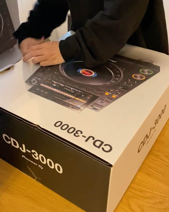 Yamatoのインスタグラム：「Showing what comes in the box... #pioneerDJ #cdj3000 #unboxing」