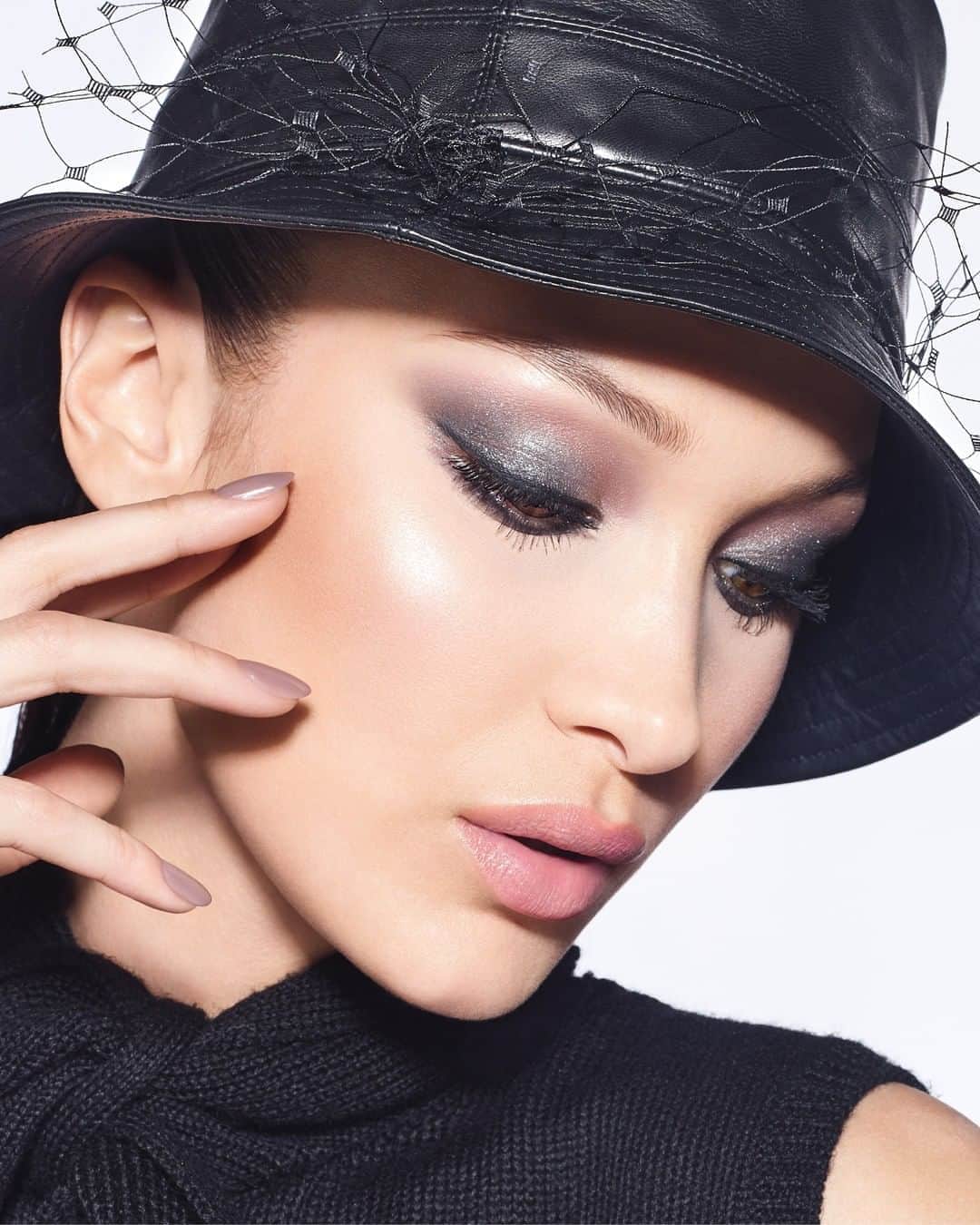 のインスタグラム：「The mix of grey is always a win for an elegant and Couture look. Try it out with the new 5 Couleurs Couture Palette in Black Bow! • 5 COULEURS COUTURE 079 Black Bow DIORSHOW ICONIC OVERCURL 090 Black • #diormakeup #diorshow @diormakeup」