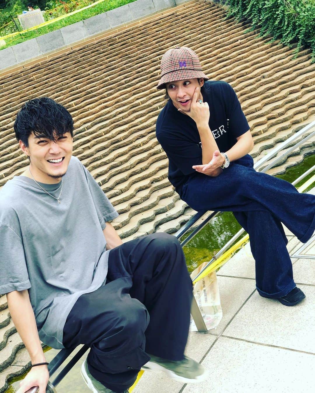 渡部秀のインスタグラム：「新しくジースタープロの仲間になりました松本享恭くんと 公園でパチリ  好青年オブ好青年  #松本享恭　#仮面ライダースナイプ」