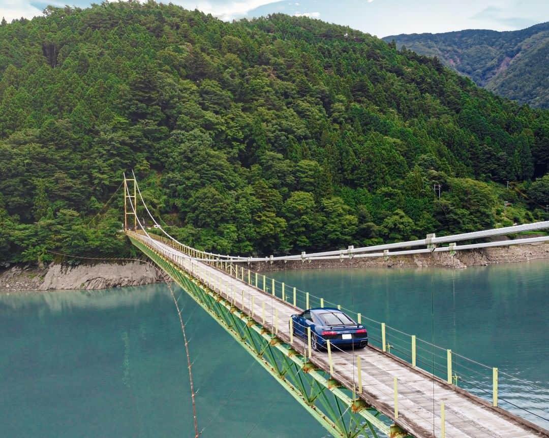 アウディ ジャパンさんのインスタグラム写真 - (アウディ ジャパンInstagram)「車が通れる吊り橋として有名な井川大橋を走り抜けるAudi R8。​ 橋を渡っている間、前後左右に広がる壮大な風景はあなただけのもの。​  #Audi #AudiR8 #アウディR8 #Audijapan #AudiSport #スポーツカー #アウディ #carwithoutlimits ​#carsofinstagram #Audiworld #Audigenic #車好きな人と繋がりたい #井川大橋​」9月13日 18時00分 - audijapan