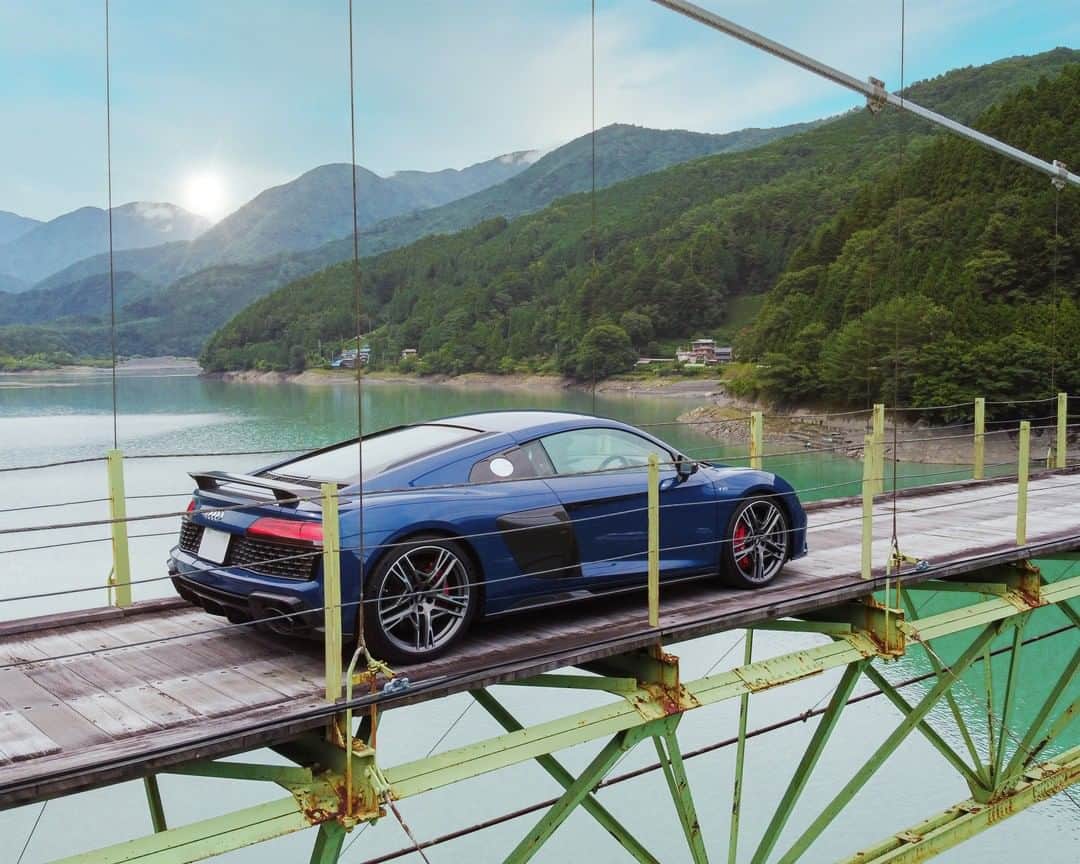 アウディ ジャパンさんのインスタグラム写真 - (アウディ ジャパンInstagram)「車が通れる吊り橋として有名な井川大橋を走り抜けるAudi R8。​ 橋を渡っている間、前後左右に広がる壮大な風景はあなただけのもの。​  #Audi #AudiR8 #アウディR8 #Audijapan #AudiSport #スポーツカー #アウディ #carwithoutlimits ​#carsofinstagram #Audiworld #Audigenic #車好きな人と繋がりたい #井川大橋​」9月13日 18時00分 - audijapan