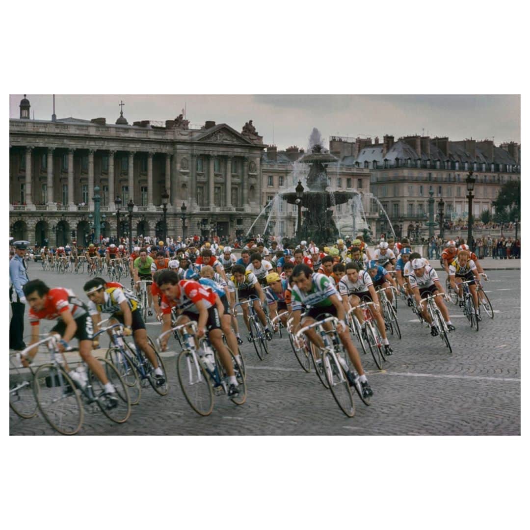 Magnum Photosさんのインスタグラム写真 - (Magnum PhotosInstagram)「As the Tour de France 2020 enters its final week, we look back to Harry Gruyaert's images of the race from 1982.⁠ .⁠ Guy Andrews spoke to Harry Gruyaert about his reflections on photographing the event. Link in bio⁠ .⁠ PHOTO:  The peloton sweeps into Paris and onto the Place de la Concorde past the Hotel Crillon.⁠ .⁠ © #HarryGruyaert/#MagnumPhotos」9月13日 18時01分 - magnumphotos