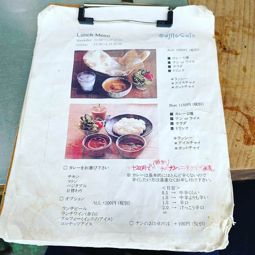 ゆうとグルメさんのインスタグラム写真 - (ゆうとグルメInstagram)「ㅤㅤㅤㅤㅤㅤㅤㅤㅤㅤㅤㅤㅤ 吉祥寺にあるSajiloCafeさんの 「Bセット」1150円 「チーズナンに変更」200円 ㅤㅤㅤㅤㅤㅤㅤㅤㅤㅤㅤㅤㅤ 吉祥寺駅から徒歩6分ほどのところにあるサジロカフェは、本格的なネパールカレーが楽しめるカレー屋さん！ ㅤㅤㅤㅤㅤㅤㅤㅤㅤㅤㅤㅤㅤ 今回はランチメニューからBセットを注文🍛 ㅤㅤㅤㅤㅤㅤㅤㅤㅤㅤㅤㅤㅤ Bセットのカレーはチキン、マトン、ベジタブル、日替わりの4種類から2つ選べて、そこにナンorライス、サラダ、ドリンクがセットになって付いてきます！ ㅤㅤㅤㅤㅤㅤㅤㅤㅤㅤㅤㅤㅤ +200円で変更できるチーズナンは、外側カリッと中はもっちりめとした生地で、中にチーズがあふれるほどたっぷり！ チーズナンって重くなりがちで食べきれないことも多いけど、ここのはおいしすぎて余裕で完食できる！ ㅤㅤㅤㅤㅤㅤㅤㅤㅤㅤㅤㅤㅤ カレーは注文の際に辛さ調整できるけど、基本はけっこう甘め！ 選んだチキンとベジタブルどっちも絶品だったけど、野菜の旨みが溶け込んだベジタブルのほうがとくに好みの味でした！ ㅤㅤㅤㅤㅤㅤㅤㅤㅤㅤㅤㅤㅤ ダメなところが全くないくらいおすすめ！！ って言いたいところだけど、ひとつだけ気になったのは店内がめちゃくちゃ蜜な空間になってたこと、、 でもこれは小さめのお店だから仕方ないことなのかも、、🤔  同じ吉祥寺にある系列店のスーリヤサジロの方はかなり広々としてるから、気になるひとはそっちに行ってみて！！🧀🧀 ㅤㅤㅤㅤㅤㅤㅤㅤㅤㅤㅤㅤㅤ #吉祥寺カフェ #吉祥寺グルメ #サジロカフェ #チーズナン #カレー」9月13日 18時01分 - yuuuuto38