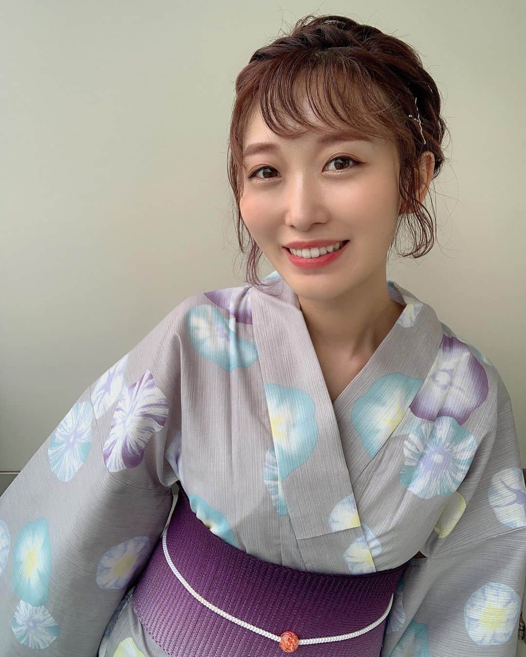 くまみきのインスタグラム：「浴衣も今日で着納めにしようと思って、 @e_hyphen_world_gallery さんからいただいた浴衣を着ました✨﻿ 本当はこれ着てお出かけしたい夏だったな〜😂﻿ グレーって初めて着たけど涼しげで良いね☺️来年はいっぱい着よう🧚‍♀️﻿ ﻿ バイバイサマー🌞﻿ この秋はいつも以上にいっぱい着物着るぞ✊💗﻿  ※画像反転するの忘れて襟合わせが逆になってしまいましたぁぁぁ😭😭😭 ﻿ ﻿ #着物コーディネート #着物コーデ #着物 #きもの #kimono  #着物女子 #kimonostyle #kimonofashion #japanesekimono #おうち着物 #おうち浴衣 #浴衣 #ゆかた #浴衣女子」