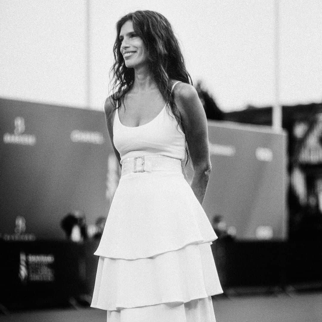 シャネルさんのインスタグラム写真 - (シャネルInstagram)「Movie director and actress Maïwenn arrived at the premiere of her movie ‘DNA’ at the Deauville American Film Festival in a white silk dress with ruffles from the CHANEL Spring-Summer 2020 Haute Couture collection.   #CHANELinCinema #CHANELinDeauville #CHANEL @MaiwennOfficial #Maïwenn @DeauvilleUS #Deauville2020 @Le19M #Le19M @Lesage #Lesage @CHANEL.Beauty #CHANELMakeup #CHANELFineJewelry」9月13日 18時01分 - chanelofficial