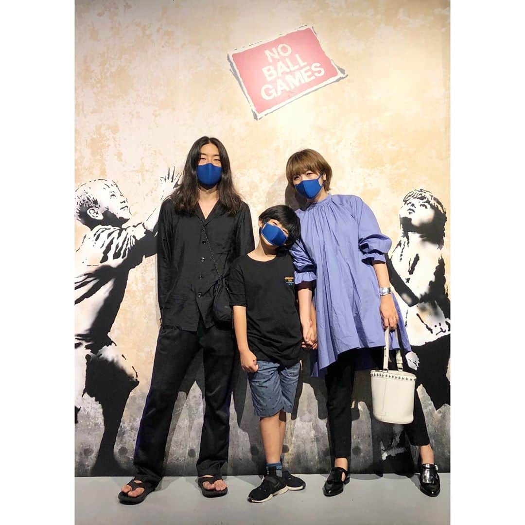 yoka1124さんのインスタグラム写真 - (yoka1124Instagram)「☆☆☆ ・ ・ 今日で8歳の息子とさよなら 明日、9歳の息子になってる 本当に毎年嬉しいのに悲しい複雑な気分に、、、 ・ ・ 息子が行きたがってた #バンクシー展 に行って中華街でランチ 見たかったスマイルの兵隊さんや 🐀を見れて喜んでくれたし 点心もたーくさん食べて大満足なご様子でした ・ ・ 家族3人でお揃いのマスク @otonadekodomo のマスク しっかりフィットしてるのに苦しくないし 内側はヒンヤリするし 鼻の部分にワイヤーと紐のアジャスターで 自分の形になって3人でお気に入り このブルーもかっこいい💙 ・ 3サイズあって 息子S  私はM  キリストはL あ、旦那はLです ・ ・ ・ ・ ・ ・ ・ #バンクシー#家族#family #家族時間 #amerivintage #reedit #jandmdavidson  #otonadekodomo #マスク#tods #きれいめコーデ #きれいめカジュアル  #大人カジュアルコーデ #大人カジュアル  #code#coordinate#ootd#instafashion#今日のコーデ#ママコーデ#ママファッション#男の子ママ #高身長女子 #大人女子#シンプル #シンプルコーデ #きれいめファッション#高身長コーデ」9月13日 18時12分 - yoka1124