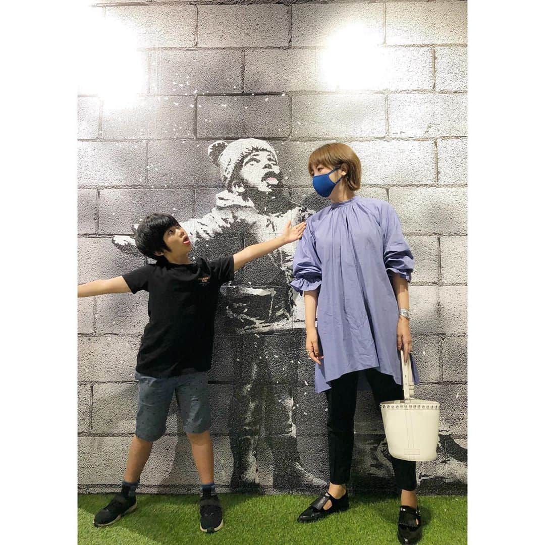 yoka1124さんのインスタグラム写真 - (yoka1124Instagram)「☆☆☆ ・ ・ 今日で8歳の息子とさよなら 明日、9歳の息子になってる 本当に毎年嬉しいのに悲しい複雑な気分に、、、 ・ ・ 息子が行きたがってた #バンクシー展 に行って中華街でランチ 見たかったスマイルの兵隊さんや 🐀を見れて喜んでくれたし 点心もたーくさん食べて大満足なご様子でした ・ ・ 家族3人でお揃いのマスク @otonadekodomo のマスク しっかりフィットしてるのに苦しくないし 内側はヒンヤリするし 鼻の部分にワイヤーと紐のアジャスターで 自分の形になって3人でお気に入り このブルーもかっこいい💙 ・ 3サイズあって 息子S  私はM  キリストはL あ、旦那はLです ・ ・ ・ ・ ・ ・ ・ #バンクシー#家族#family #家族時間 #amerivintage #reedit #jandmdavidson  #otonadekodomo #マスク#tods #きれいめコーデ #きれいめカジュアル  #大人カジュアルコーデ #大人カジュアル  #code#coordinate#ootd#instafashion#今日のコーデ#ママコーデ#ママファッション#男の子ママ #高身長女子 #大人女子#シンプル #シンプルコーデ #きれいめファッション#高身長コーデ」9月13日 18時12分 - yoka1124