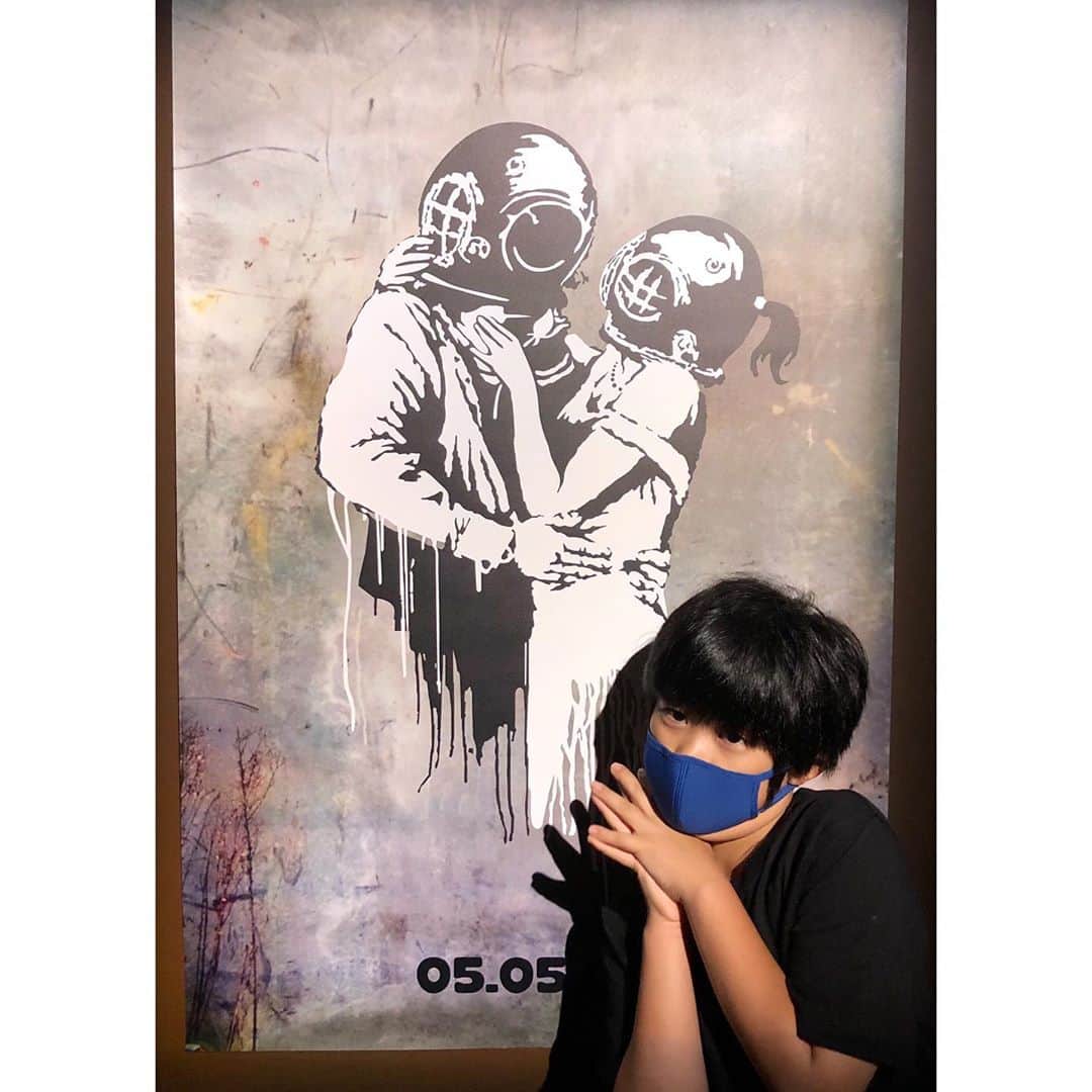 yoka1124さんのインスタグラム写真 - (yoka1124Instagram)「☆☆☆ ・ ・ 今日で8歳の息子とさよなら 明日、9歳の息子になってる 本当に毎年嬉しいのに悲しい複雑な気分に、、、 ・ ・ 息子が行きたがってた #バンクシー展 に行って中華街でランチ 見たかったスマイルの兵隊さんや 🐀を見れて喜んでくれたし 点心もたーくさん食べて大満足なご様子でした ・ ・ 家族3人でお揃いのマスク @otonadekodomo のマスク しっかりフィットしてるのに苦しくないし 内側はヒンヤリするし 鼻の部分にワイヤーと紐のアジャスターで 自分の形になって3人でお気に入り このブルーもかっこいい💙 ・ 3サイズあって 息子S  私はM  キリストはL あ、旦那はLです ・ ・ ・ ・ ・ ・ ・ #バンクシー#家族#family #家族時間 #amerivintage #reedit #jandmdavidson  #otonadekodomo #マスク#tods #きれいめコーデ #きれいめカジュアル  #大人カジュアルコーデ #大人カジュアル  #code#coordinate#ootd#instafashion#今日のコーデ#ママコーデ#ママファッション#男の子ママ #高身長女子 #大人女子#シンプル #シンプルコーデ #きれいめファッション#高身長コーデ」9月13日 18時12分 - yoka1124