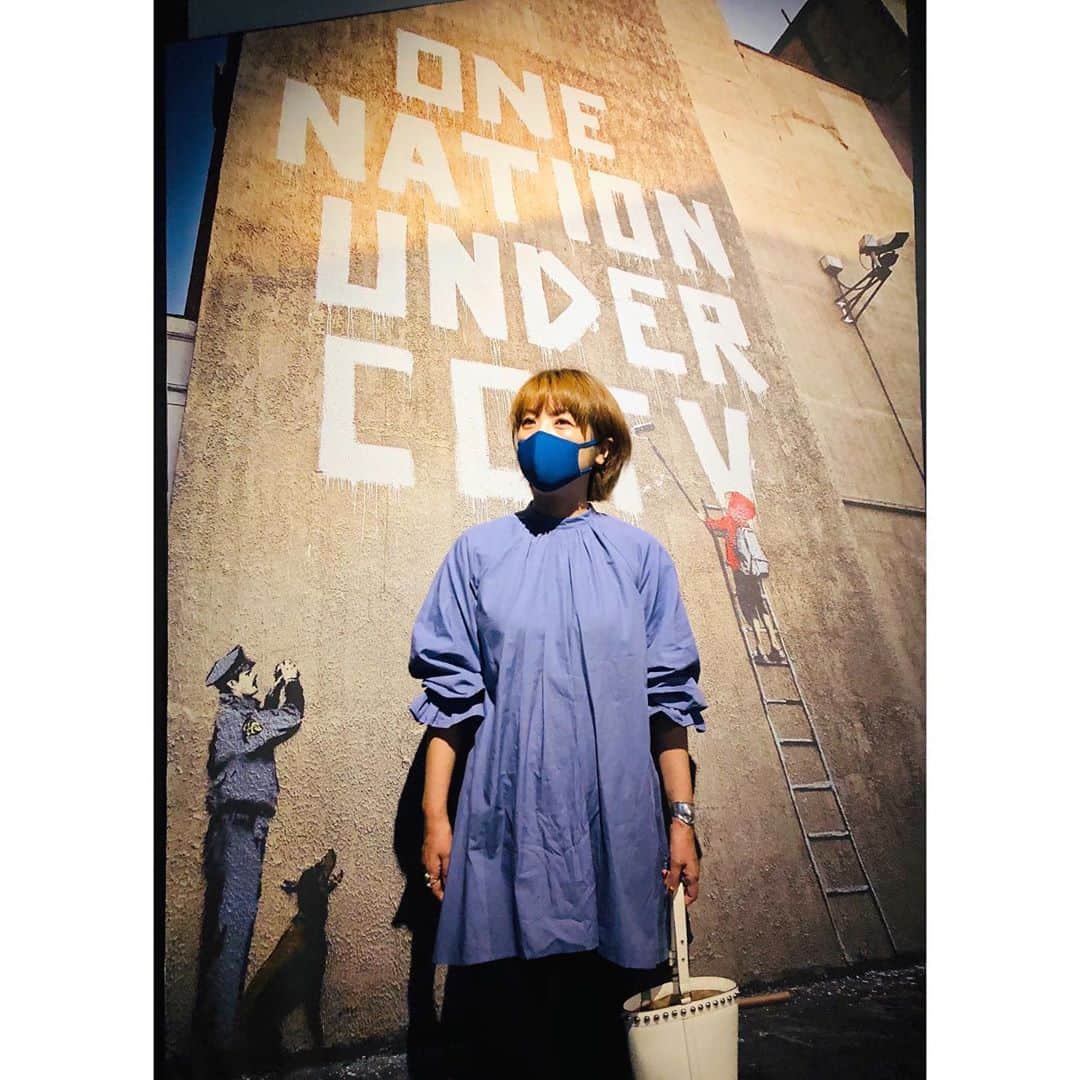 yoka1124さんのインスタグラム写真 - (yoka1124Instagram)「☆☆☆ ・ ・ 今日で8歳の息子とさよなら 明日、9歳の息子になってる 本当に毎年嬉しいのに悲しい複雑な気分に、、、 ・ ・ 息子が行きたがってた #バンクシー展 に行って中華街でランチ 見たかったスマイルの兵隊さんや 🐀を見れて喜んでくれたし 点心もたーくさん食べて大満足なご様子でした ・ ・ 家族3人でお揃いのマスク @otonadekodomo のマスク しっかりフィットしてるのに苦しくないし 内側はヒンヤリするし 鼻の部分にワイヤーと紐のアジャスターで 自分の形になって3人でお気に入り このブルーもかっこいい💙 ・ 3サイズあって 息子S  私はM  キリストはL あ、旦那はLです ・ ・ ・ ・ ・ ・ ・ #バンクシー#家族#family #家族時間 #amerivintage #reedit #jandmdavidson  #otonadekodomo #マスク#tods #きれいめコーデ #きれいめカジュアル  #大人カジュアルコーデ #大人カジュアル  #code#coordinate#ootd#instafashion#今日のコーデ#ママコーデ#ママファッション#男の子ママ #高身長女子 #大人女子#シンプル #シンプルコーデ #きれいめファッション#高身長コーデ」9月13日 18時12分 - yoka1124