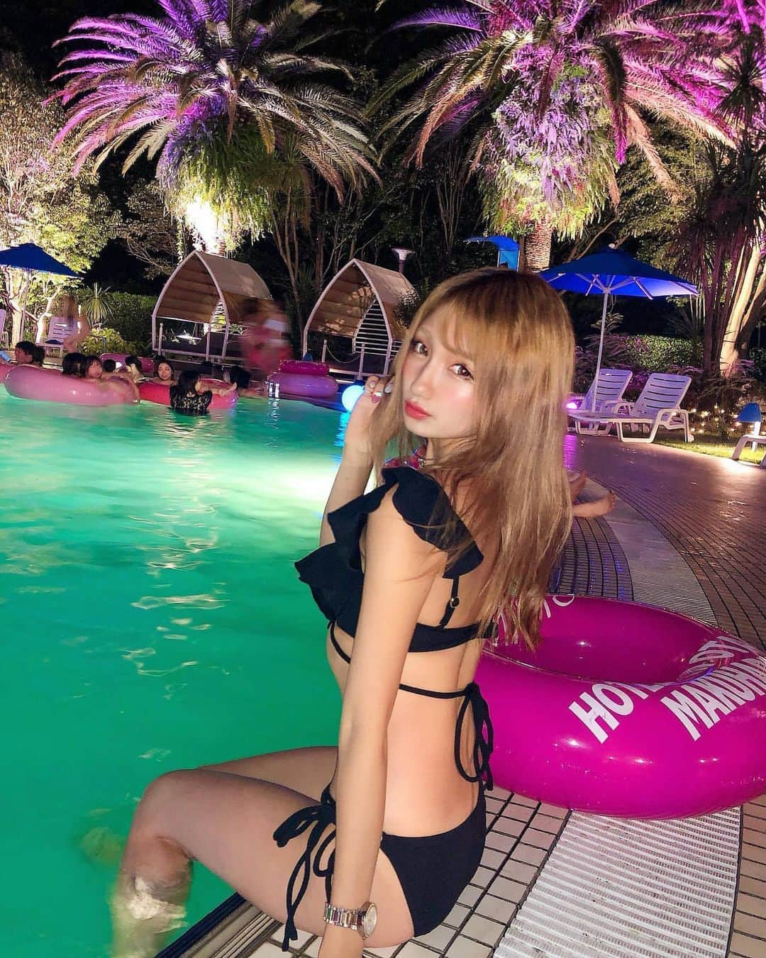 美女美容事情さんのインスタグラム写真 - (美女美容事情Instagram)「《ナイトプールに漆黒女神🏊‍♂️🎀🐟》⁠ *⁠ リポストを使って、素敵な写真📷✨を投稿されてる方を紹介させて頂く⠀⠀⠀⁠ 【💄美女美容事情💅】のコーナーです✨⁠ *⠀⠀⠀⠀⠀⠀⁠ いいねやコメント、フォローして応援してね❤︎🥰🎶⁣⁠ *⠀⠀⠀⠀⠀⠀⁠ 今回ご紹介させて頂きますのは❤︎⁠ まゆぴちゅーさん< @mayu_03pichu>の素敵なお写真📸⁠ *⁠ ⁠⁠プールサイドにこんな美女が現れたら皆の目線独り占め間違いなし💘💘⁠ 明るい髪色に漆黒のビキニが合いすぎてます😋⁠ ⠀⁠⠀⁠ まゆぴちゅーさんジュエリー事業もしているそうです😊⁠⠀⁠ *⠀⁠ まゆぴちゅーさんのアカウントには他にも素晴らしい投稿が沢山ありますので是非覗いてみてくださいね💁‍♀️💙⁠ *⠀⁠ まゆぴちゅーさん< @mayu_03pichu>⁠ 素敵な投稿ありがとうございました☺️📸✨⠀⠀⠀⠀⠀⠀⠀⁠ △▼△▼△▼△▼△▼△▼△▼△▼△▼⠀⠀⠀⠀⠀⠀⠀⠀⠀⠀⠀⠀⠀⠀⠀⠀⠀⠀⠀⠀⠀⠀⠀⠀⠀⠀⠀⠀⠀⠀⁠ ❤🧡💛「美女美容事情」💚💙💜⠀⠀⠀⠀⠀⠀⠀⠀⠀⠀⠀⠀⠀⠀⁠ 👇掲載ご希望の方は👇⠀⠀⠀⠀⠀⠀⠀⠀⠀⠀⠀⠀⠀⠀⠀⁠ @b_b_j.jタグ付けと🖤 # ビジョビ⠀🖤タグ付けお願いします✨⁠ △▼△▼△▼△▼△▼△▼△▼△▼△▼⠀⁠ #ナイトプール  #メイク  #beauty⠀⠀⠀⠀⠀⠀⠀⁠⠀⁠ #プールサイド#浮き輪 ⠀⁠⠀⁠ #ビキニ ⠀⠀⠀⁠⠀⁠ #夏仕様  #summer ⠀⁠⠀⁠ #エレガント #大人メイク ⠀⠀⁠⠀⁠ #女子力 #女子力向上⠀⠀⠀⠀⠀⠀⠀⁠⠀⁠ #リップ💄 #カラコン ⠀⠀⁠⠀⁠⠀」9月13日 18時06分 - b_b_j.j