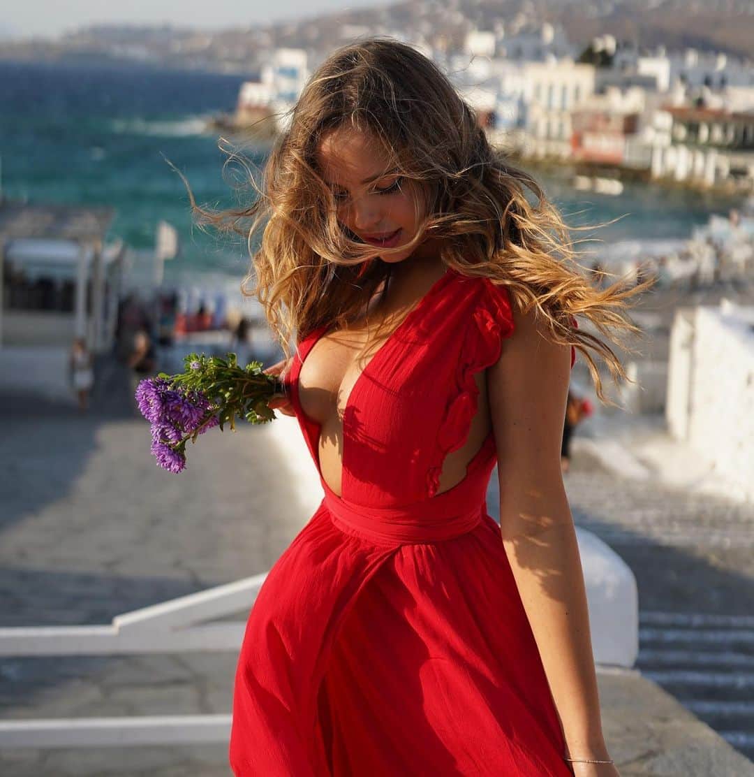 Weronika Bielikさんのインスタグラム写真 - (Weronika BielikInstagram)「That dress was extremely risky with that wind 💨 I got these flowers from a strange beautiful girl yesterday, out of nowhere she came up with the complement and the flowers. I smiled for the rest of the day thinking of it and wondering what I can do to make someone else’s day. Kindness creates more kindness. 🙋‍♀️♥️ Dress: @majorelle_collection @revolve」9月13日 18時09分 - veronicabielik