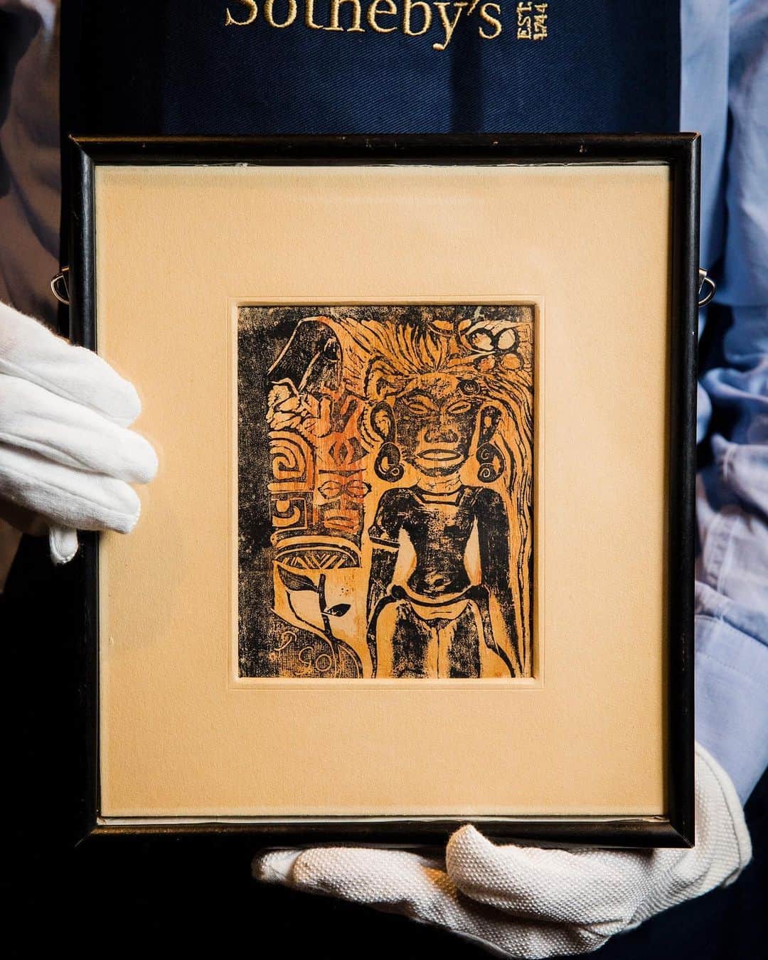 サザビーズさんのインスタグラム写真 - (サザビーズInstagram)「Paul Gauguin was one of the most influential artists of the 19th century. He began painting while working as a stockbroker in Paris, but by the end of his life, he had dedicated himself to capturing the beauty of exotic, untouched landscapes, travelling first to Martinique and Panama, before settling in Tahiti in 1891.  Here, Gauguin fell in love with a more rustic style of art. The extremely rare, important woodcut shown here features Hina, the Tahitian Moon Goddess, with whom Gauguin was fascinated.  He captured the Goddess in her many forms, and this impression epitomizes his mastery of the woodcut technique, and his love of Tahiti.  Though largely unappreciated during his lifetime, Gauguin's works became the subject of huge acclaim after his death.  'Idole Tahitienne' is currently on view in London, and is up for sale as part of out Prints & Multiples auction. Find more information at the link in bio.  #SothebysPrints #PaulGauguin #Woodcuts #Printmaking」9月13日 18時10分 - sothebys