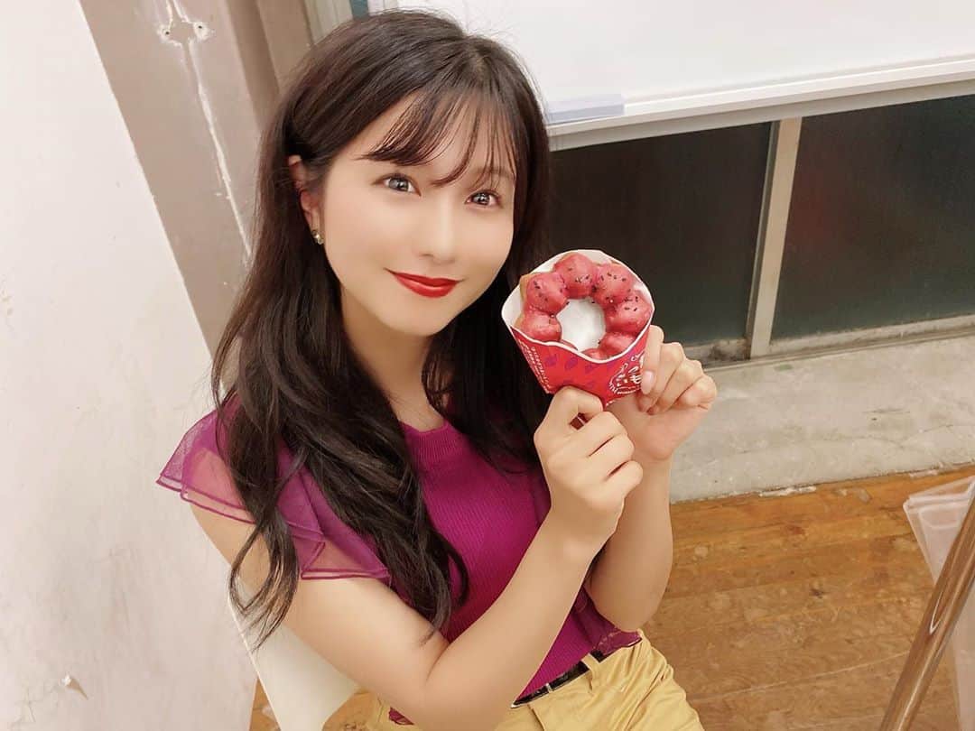 谷川愛梨のインスタグラム：「: ドーナツ🍩食べようと思ったら 私服とマッチしていたので記念撮影📸」