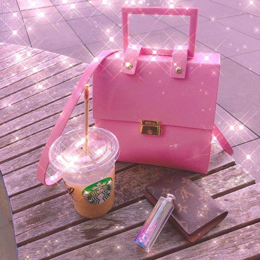 のインスタグラム：「お気に入りのピンクちゃん💓﻿ 荷物はいつも少なめです。 スタバで好きなのはチャイラテですよ✨ ﻿ ﻿ ﻿ ﻿ ﻿ ﻿  📢池尻愛梨スケジュール📢﻿ 9月11日(金)EXMAX Special 掲載﻿ 9月15日(水) それって実際どうなの課出演﻿ 9月25日(金)💮はなまる撮影会💮﻿ 10月4日(日) R・I・P所属タレント勢揃いのプール撮影会﻿ 10月7日(水)お誕生日🎂﻿ ﻿ ﻿ ﻿ ﻿ ﻿ ﻿ #romantictokyo #ロマンチックトーキョー﻿ #秋コーデ#ファッション#コーデ#トップス #プチプラ#プチプラファッション#プチプラコーデ#韓国ファッション#オルチャン#オルチャンファッション#韓国コスメ #サロモ　#韓国ファッション　#韓国ファッション通販#fashion#code#ootd ﻿ #タンバルモリ　#ダイエット #Lillybrown 　#ヴァンクリーフアーペル」