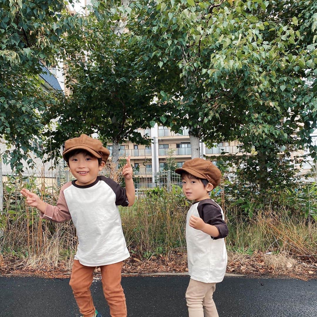 rats1316のインスタグラム：「・ ハンチング兄弟👦🏻👦🏻  いっきに秋🍁 ・ ・ ・ #zara#zarakids#キッズコーデ#兄弟コーデ#リンクコーデ#しまむら#uniqlo」