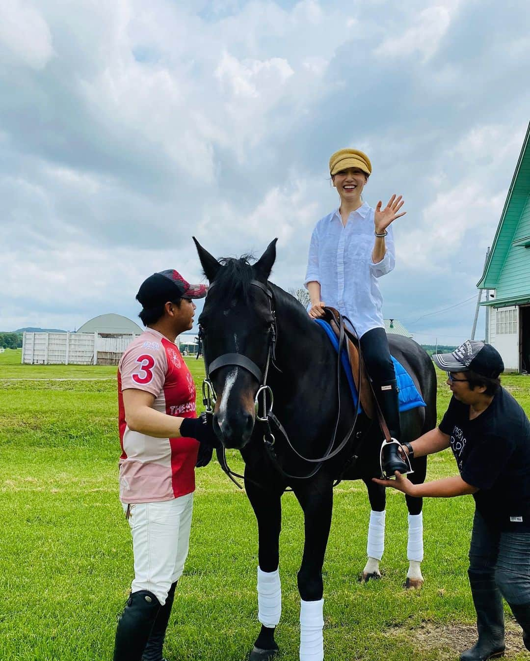 八木早希さんのインスタグラム写真 - (八木早希Instagram)「初めてのポロ体験🐴 2人がかりの私と、 さすが大河俳優の余裕🐎^ ^  @ko_shibasaki  @alisa_f  #柴咲コウ#youtubechannel#北海道#夏の北海道#hokkaido#polo#heavenonearth#八木早希」9月13日 18時18分 - sakiyagi