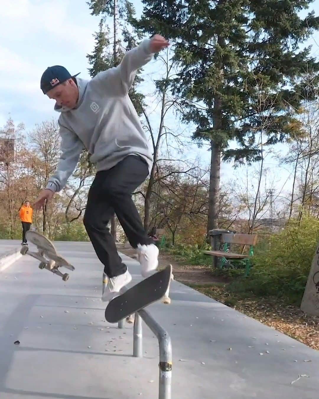 レッドブルのインスタグラム：「what's better than one skateboard? TWO yes that's right how did you guess!? 😅  🛹🛹: @maximhabanec #redbull #givesyouwings #skate #skateboarding #trick」
