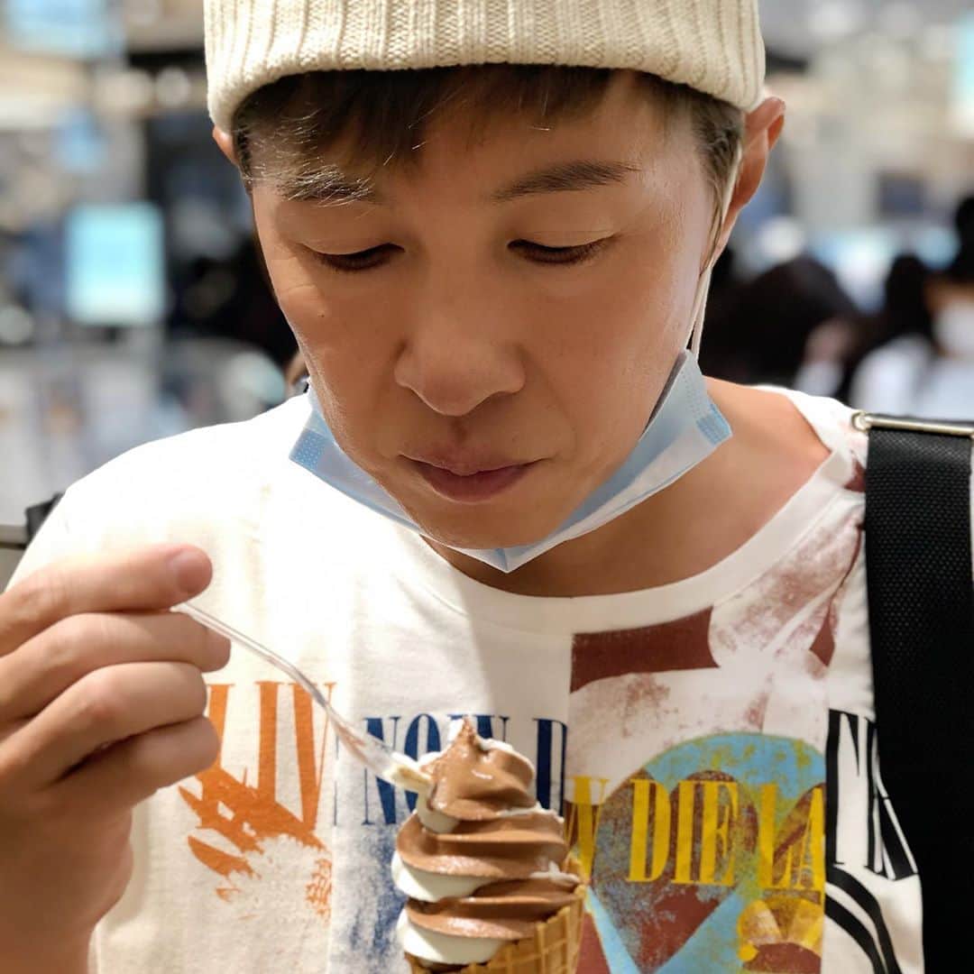 アキ（荒木良明）のインスタグラム：「急ですけど、今日の19時20分〜YouTubeでLIVE配信させてもらいます‼︎1半沢直樹の時間に間に合うように、小一時間の予定です☺️  #吉本新喜劇アキ  https://youtu.be/hc6BmuGJY_I」
