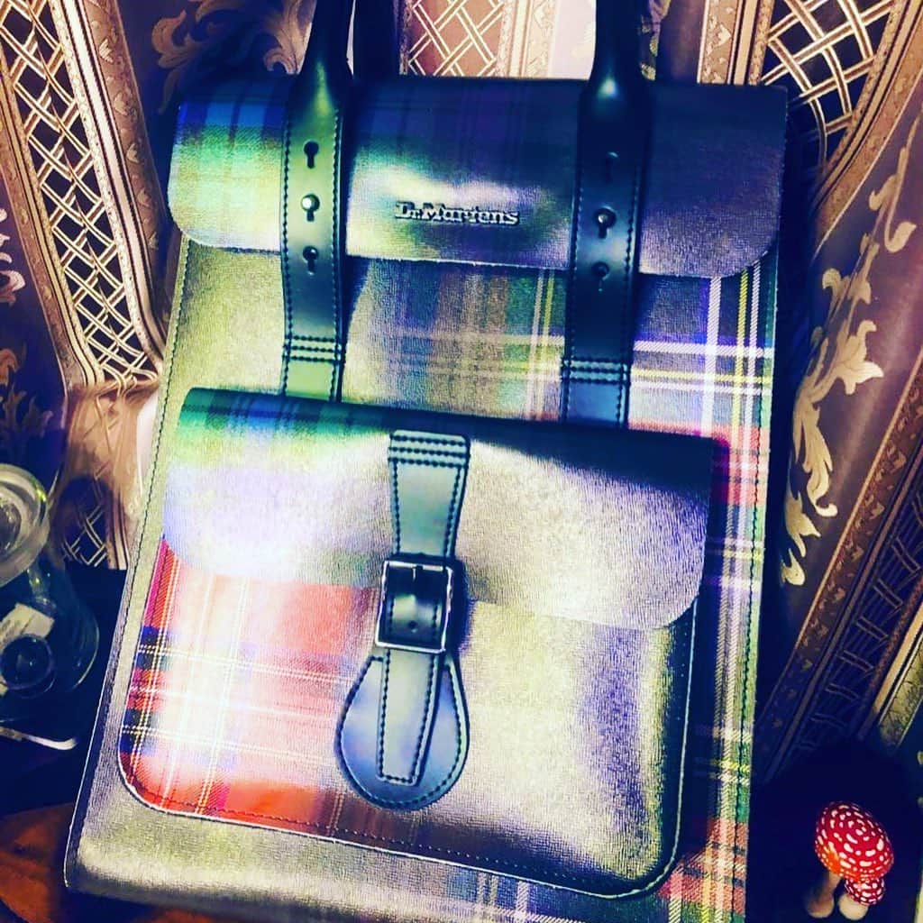 市岡元気さんのインスタグラム写真 - (市岡元気Instagram)「マーチンのブーツとバッグに一目惚れして買ってしまった✨ 大きなMacにもぴったりだし最高‼︎ #drmartens #ドクターマーチン」9月13日 18時30分 - genki_ichioka