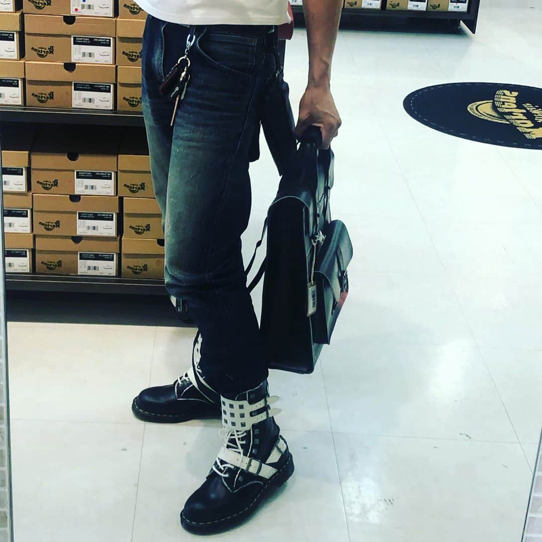 市岡元気さんのインスタグラム写真 - (市岡元気Instagram)「マーチンのブーツとバッグに一目惚れして買ってしまった✨ 大きなMacにもぴったりだし最高‼︎ #drmartens #ドクターマーチン」9月13日 18時30分 - genki_ichioka